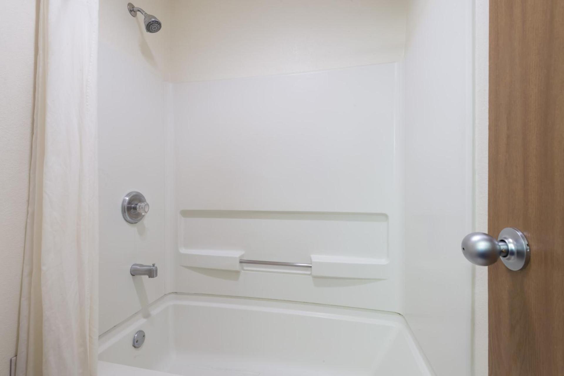 Super 8 by Wyndham Bernalillo photo 2