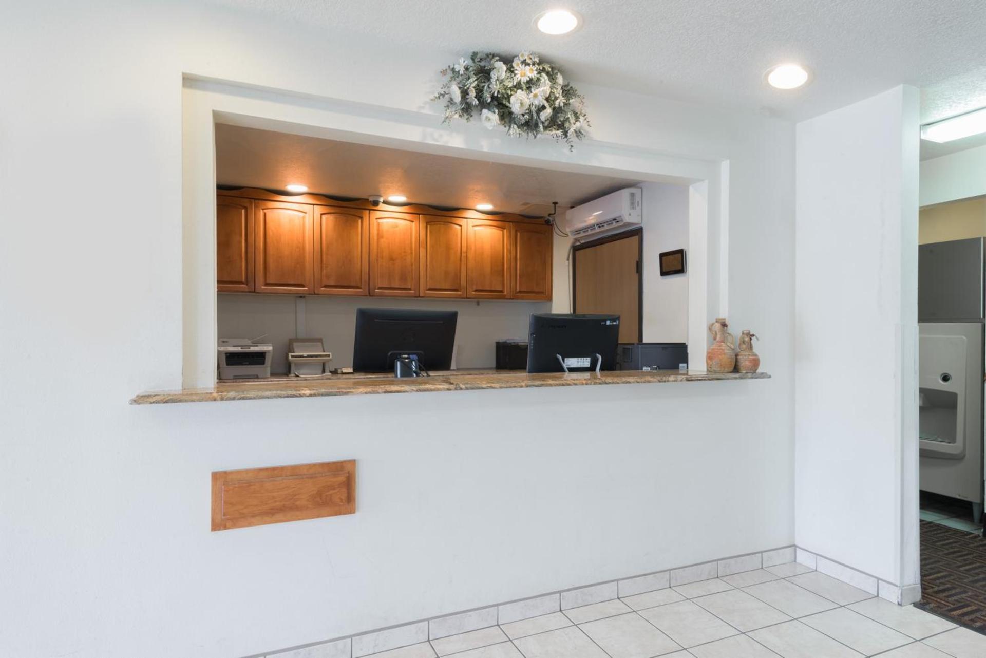 Super 8 by Wyndham Bernalillo photo 21