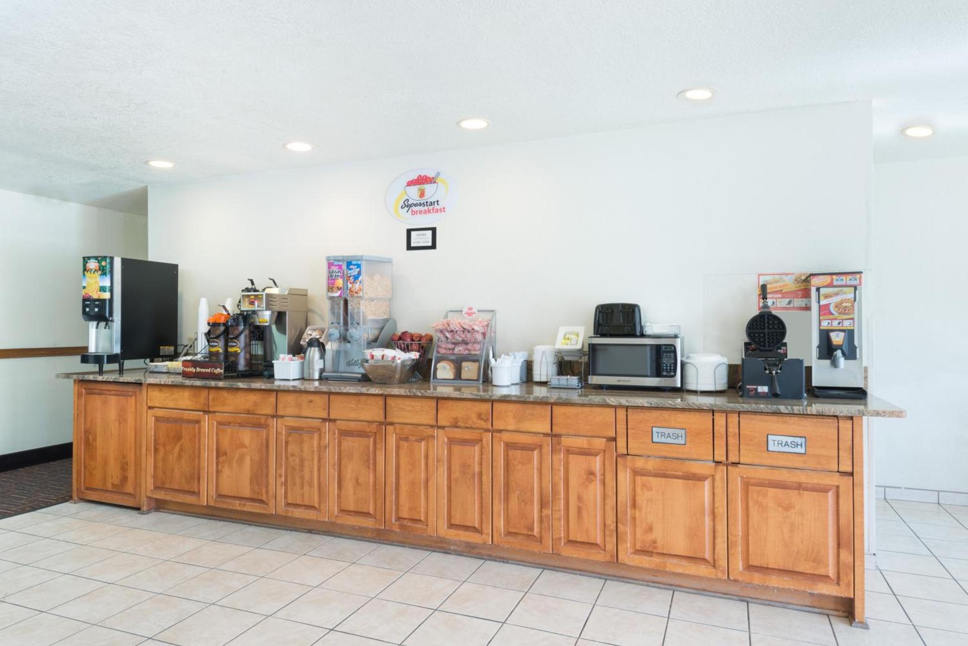 Super 8 by Wyndham Bernalillo photo 27