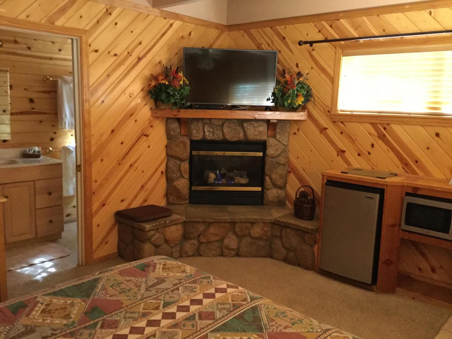 Giant Oaks Lodge photo 20