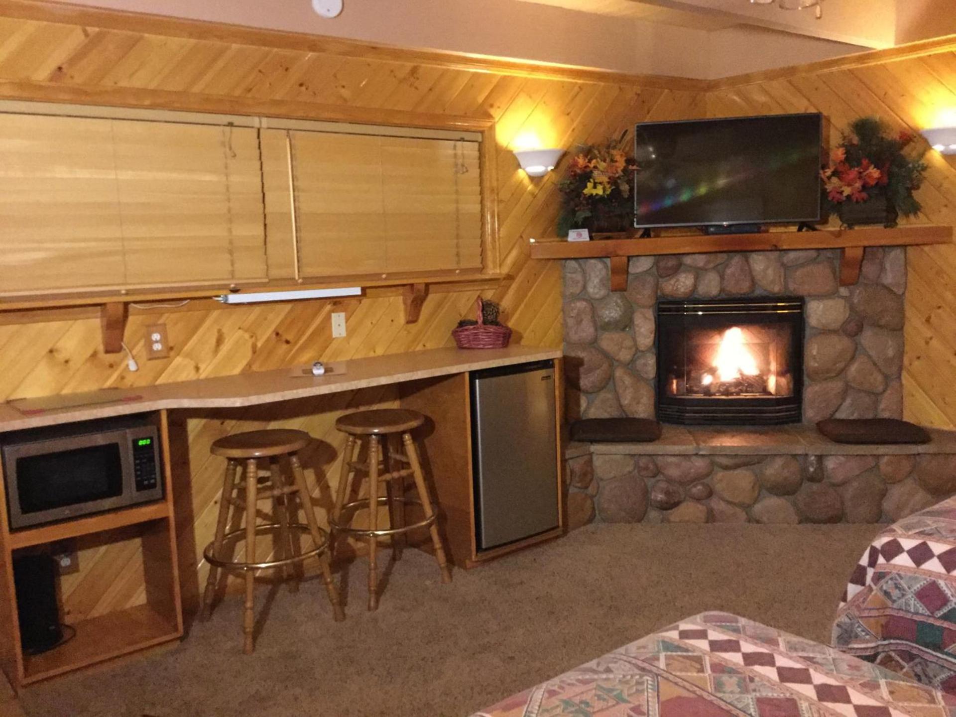 Giant Oaks Lodge photo 22