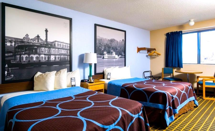 Super 8 by Wyndham Burlington photo 3