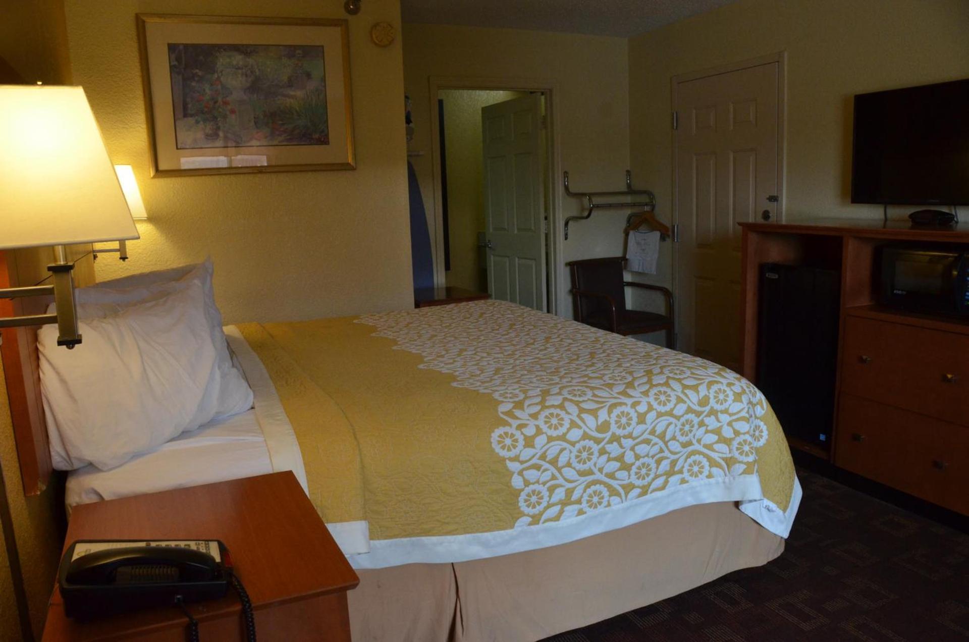 Days Inn by Wyndham Airport Nashville East photo 30