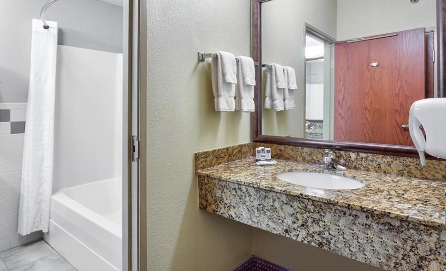 AmericInn by Wyndham Vidalia photo 27