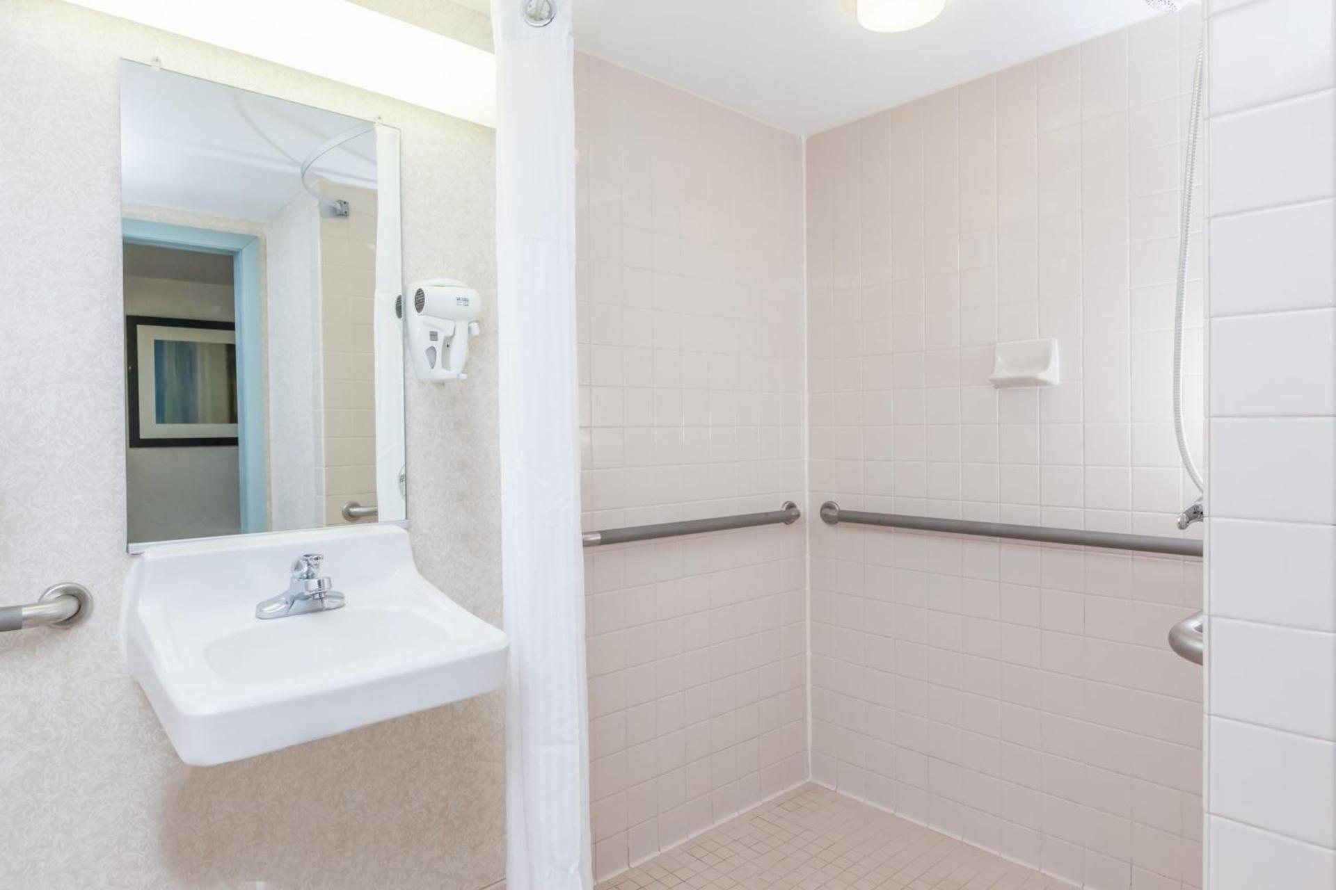 Wyndham Virginia Beach Oceanfront photo 2