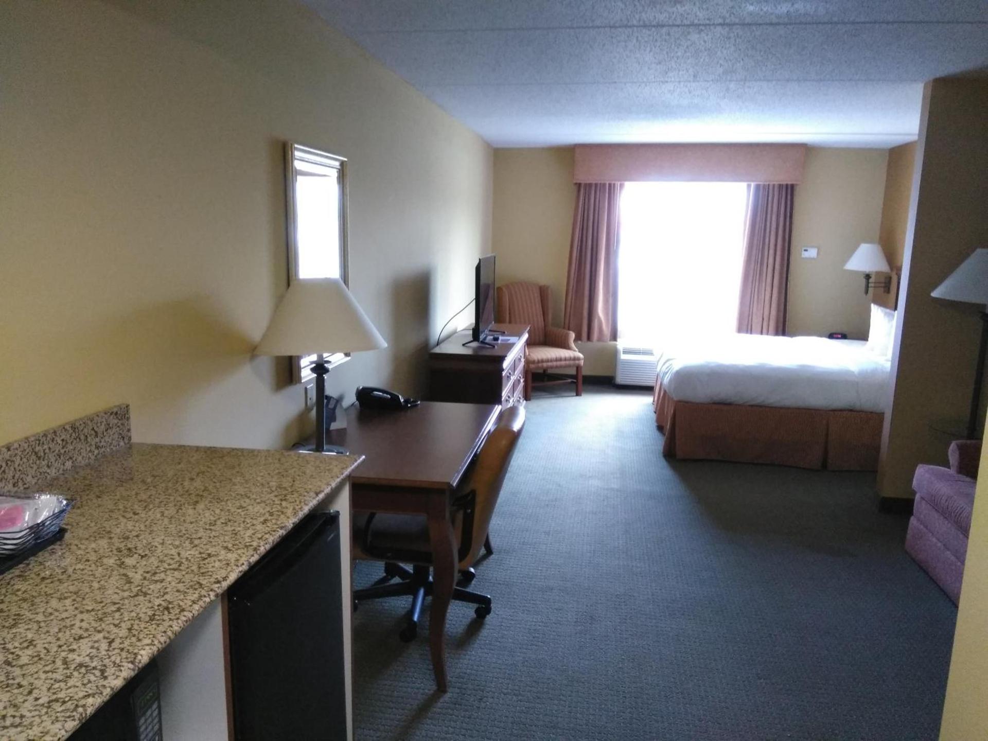 Baymont by Wyndham Clinton photo 11