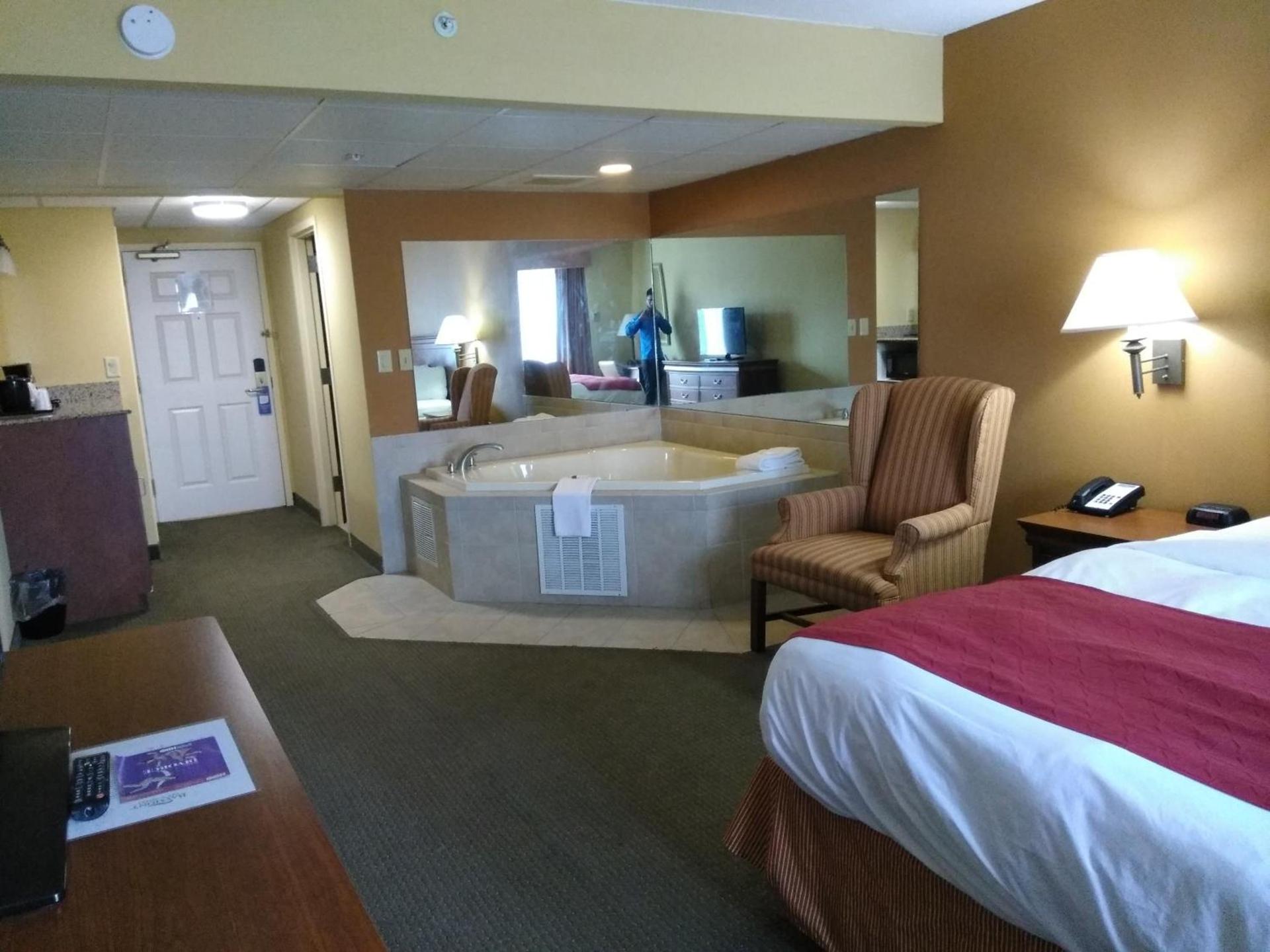 Baymont by Wyndham Clinton photo 9