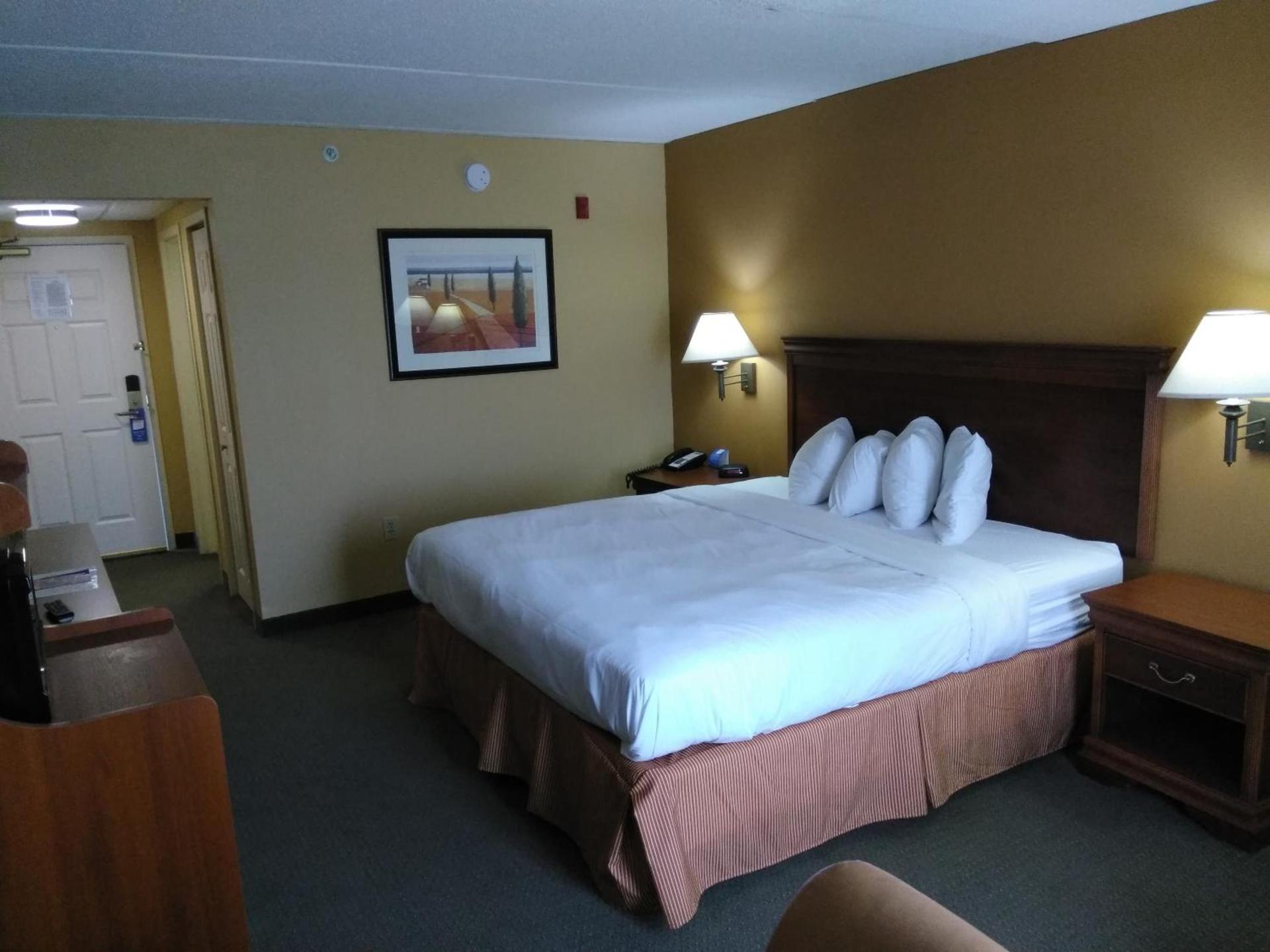Baymont by Wyndham Clinton photo 8