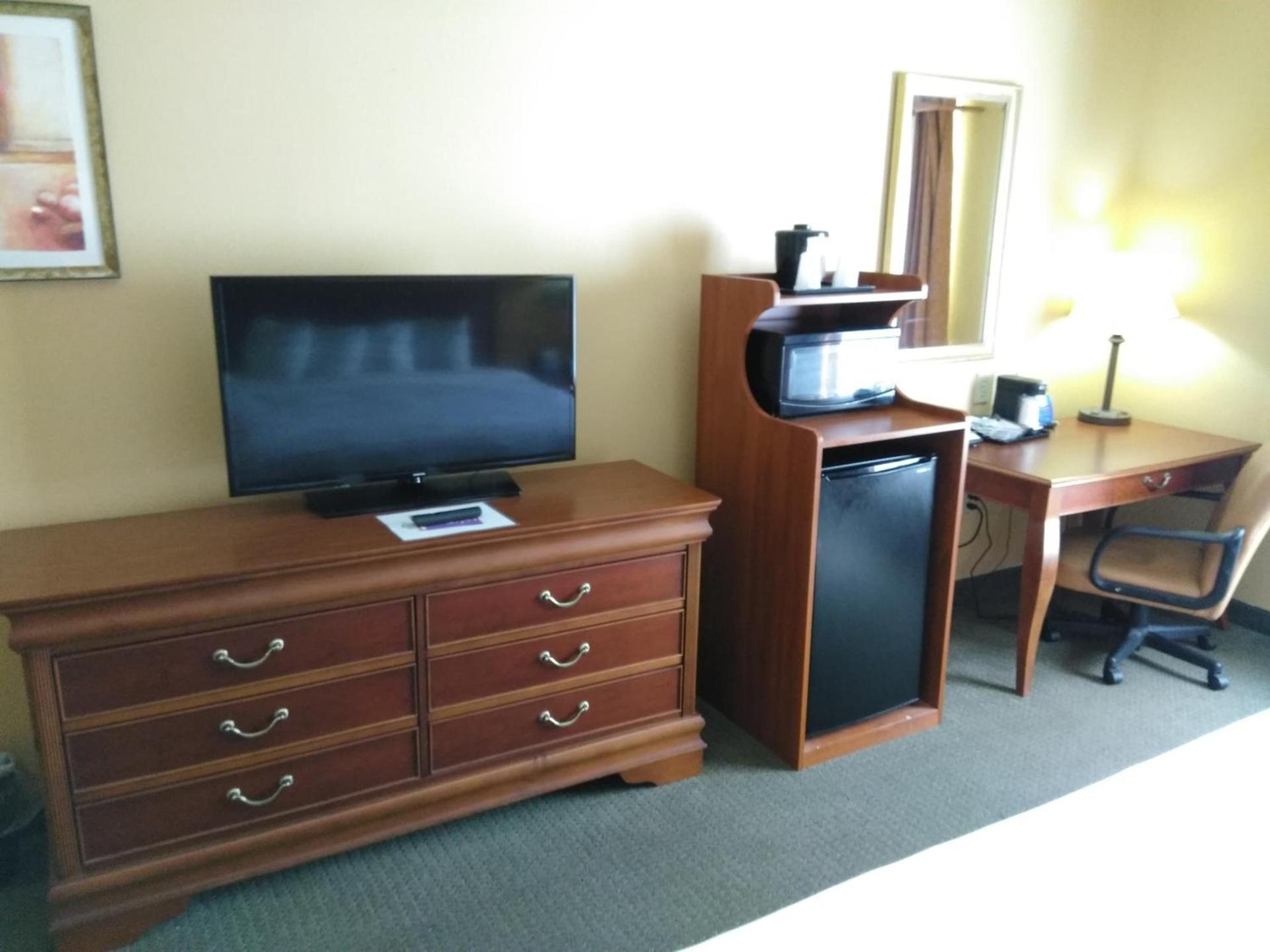 Baymont by Wyndham Clinton photo 7