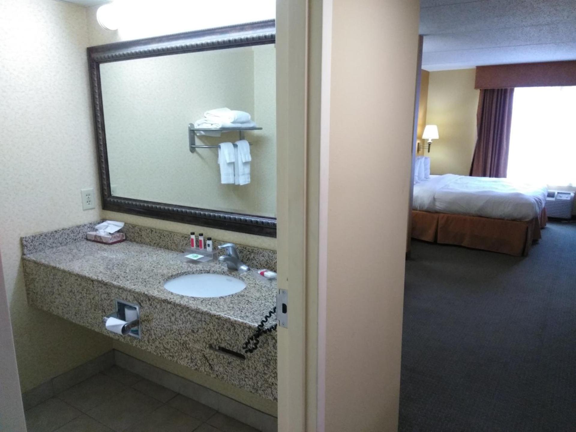 Baymont by Wyndham Clinton photo 5