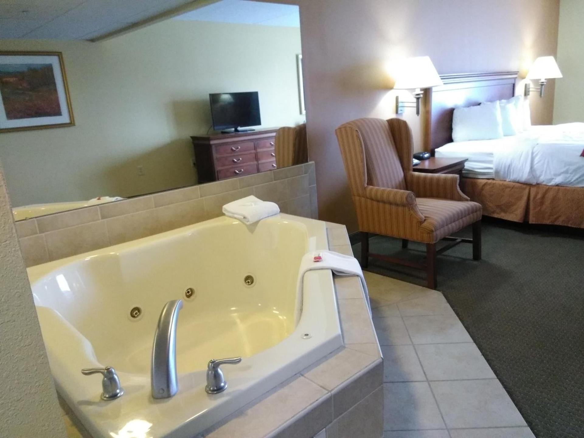 Baymont by Wyndham Clinton photo 19