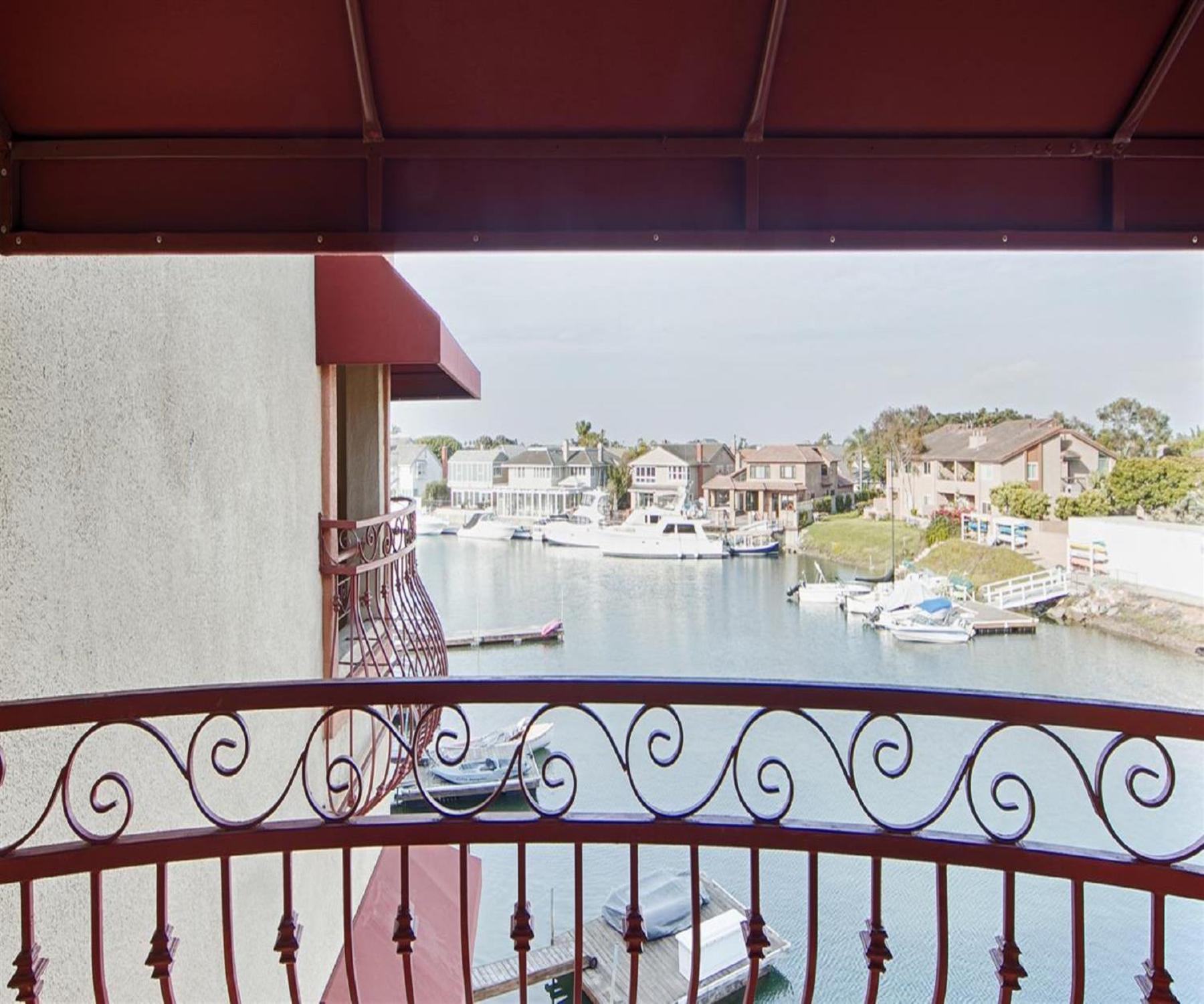 Best Western Harbour Inn & Suites Huntington - Sunset Beach photo 24