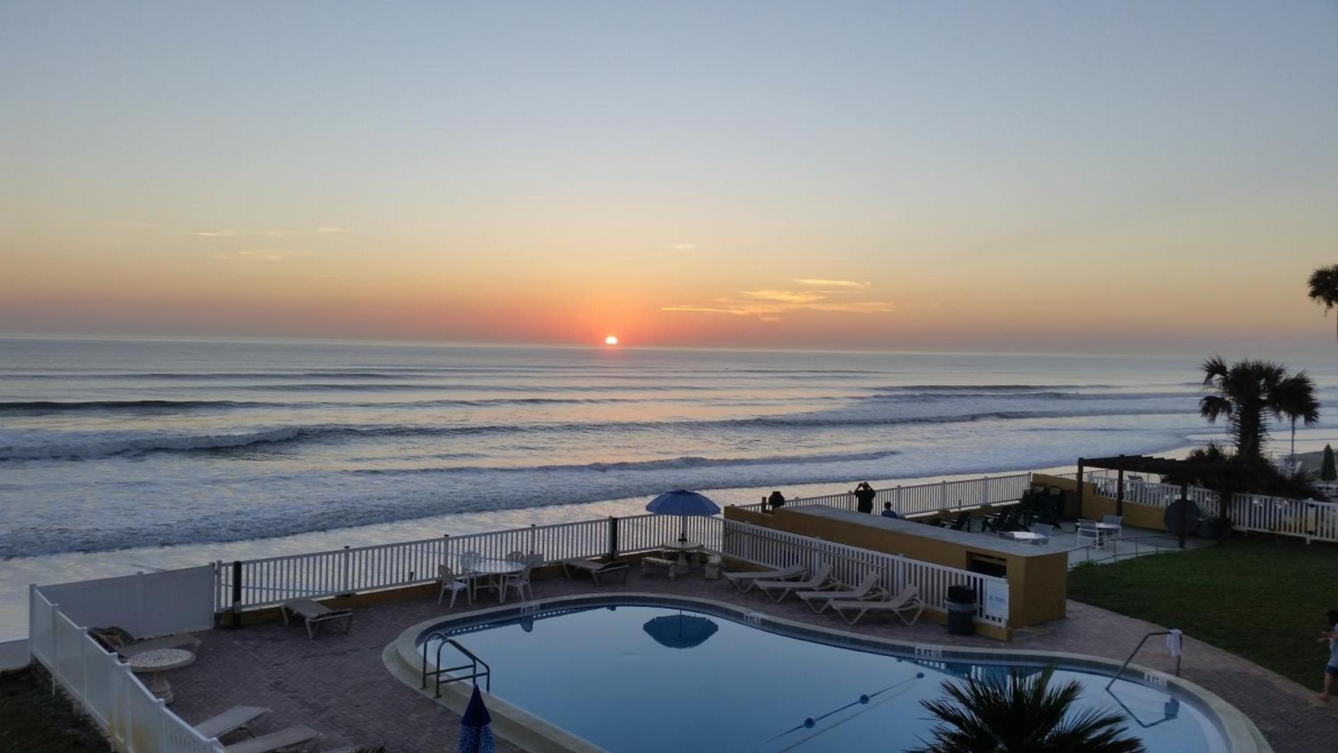 Driftwood Beach Motel photo 3