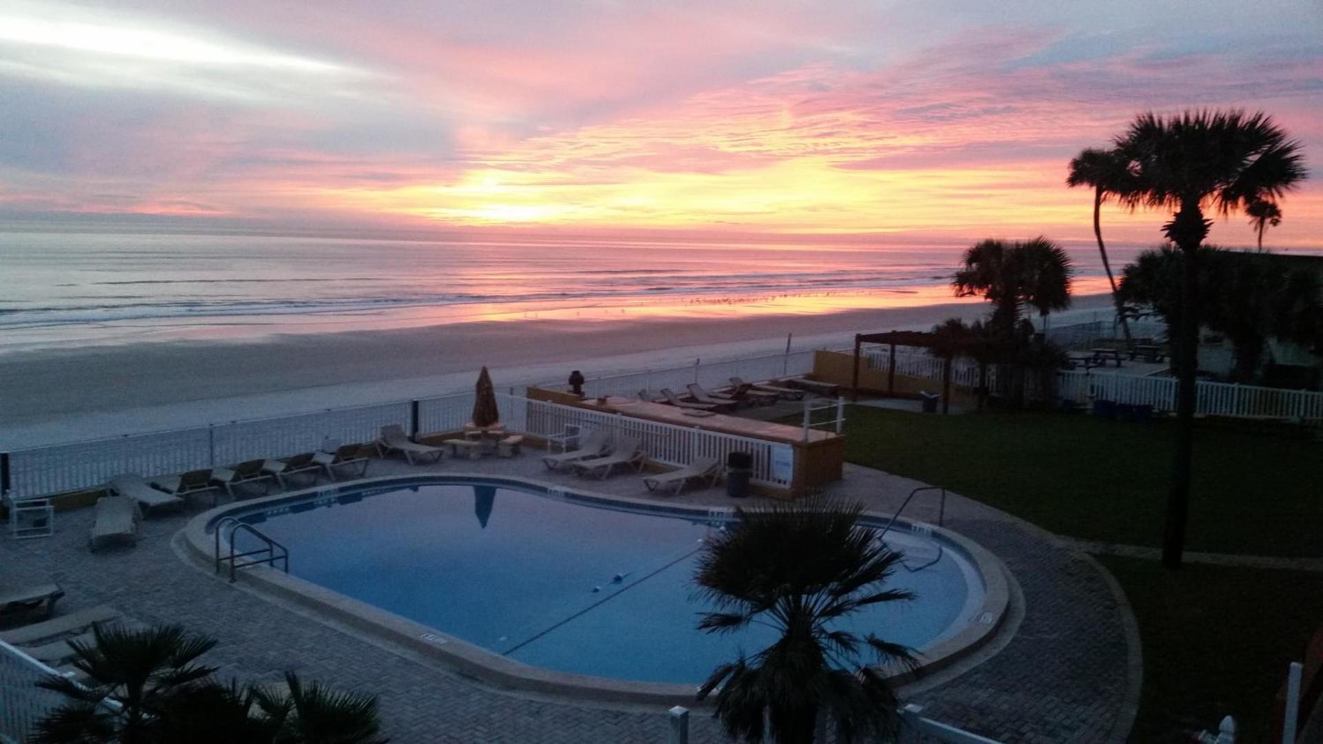 Driftwood Beach Motel photo 7