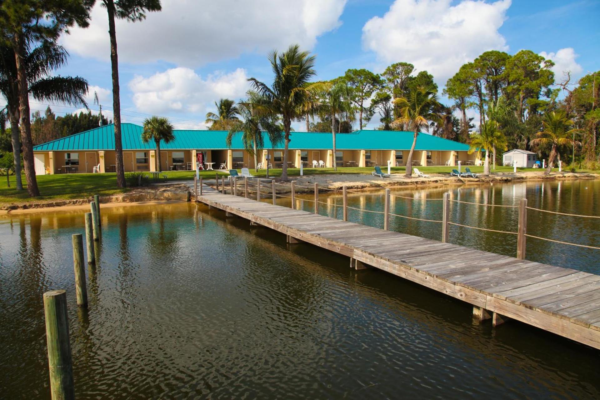 Lake Grassy Inn & Suites photo 1