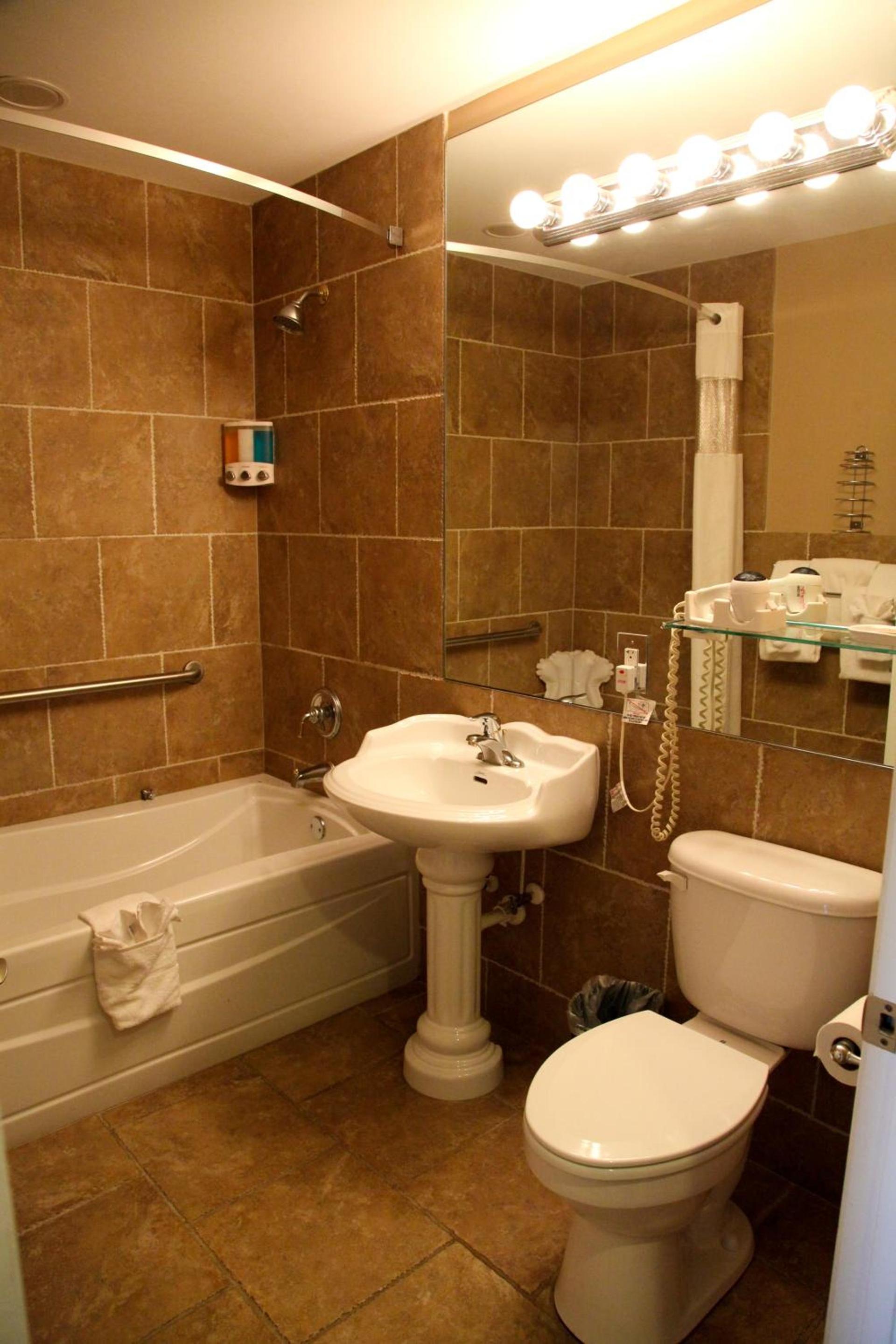 Lake Grassy Inn & Suites photo 13