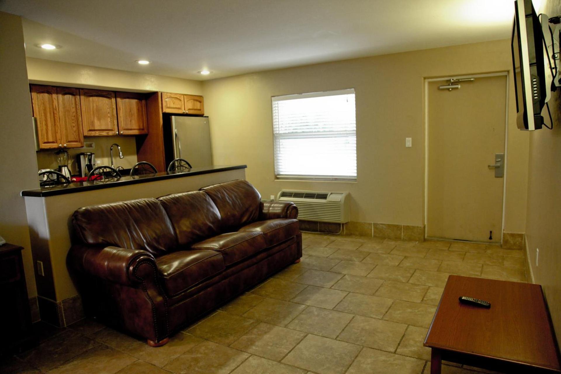 Lake Grassy Inn & Suites photo 14