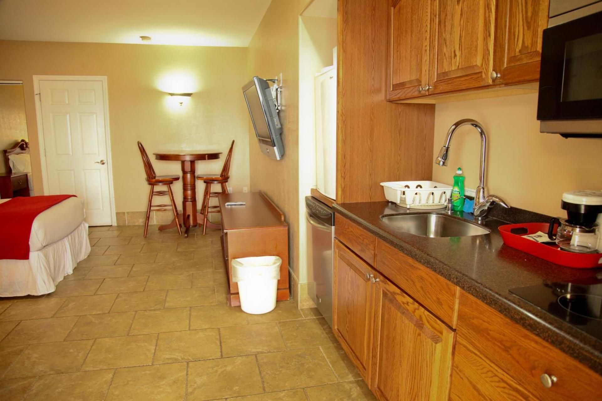 Lake Grassy Inn & Suites photo 16