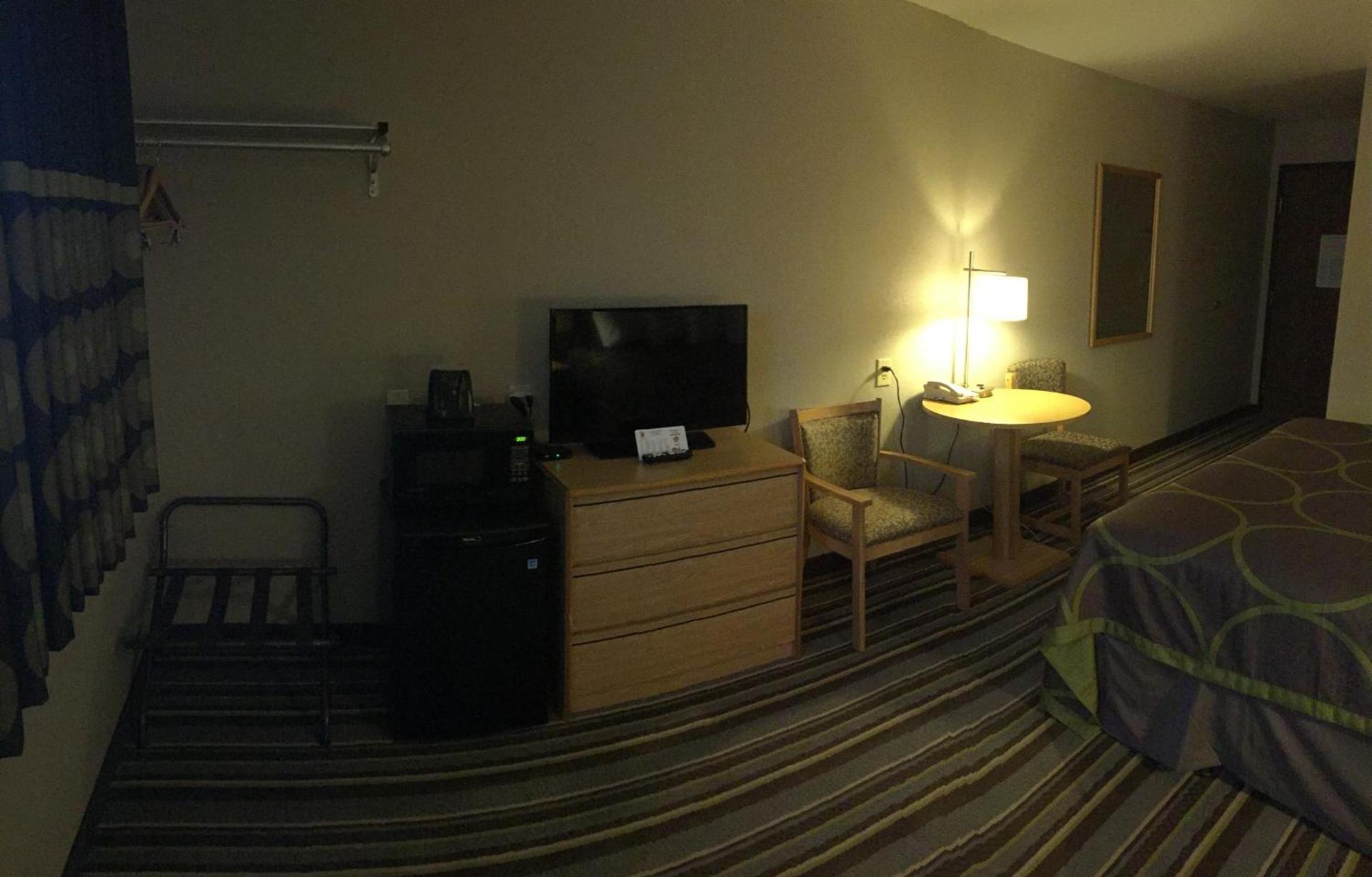 Super 8 by Wyndham Dillon photo 24