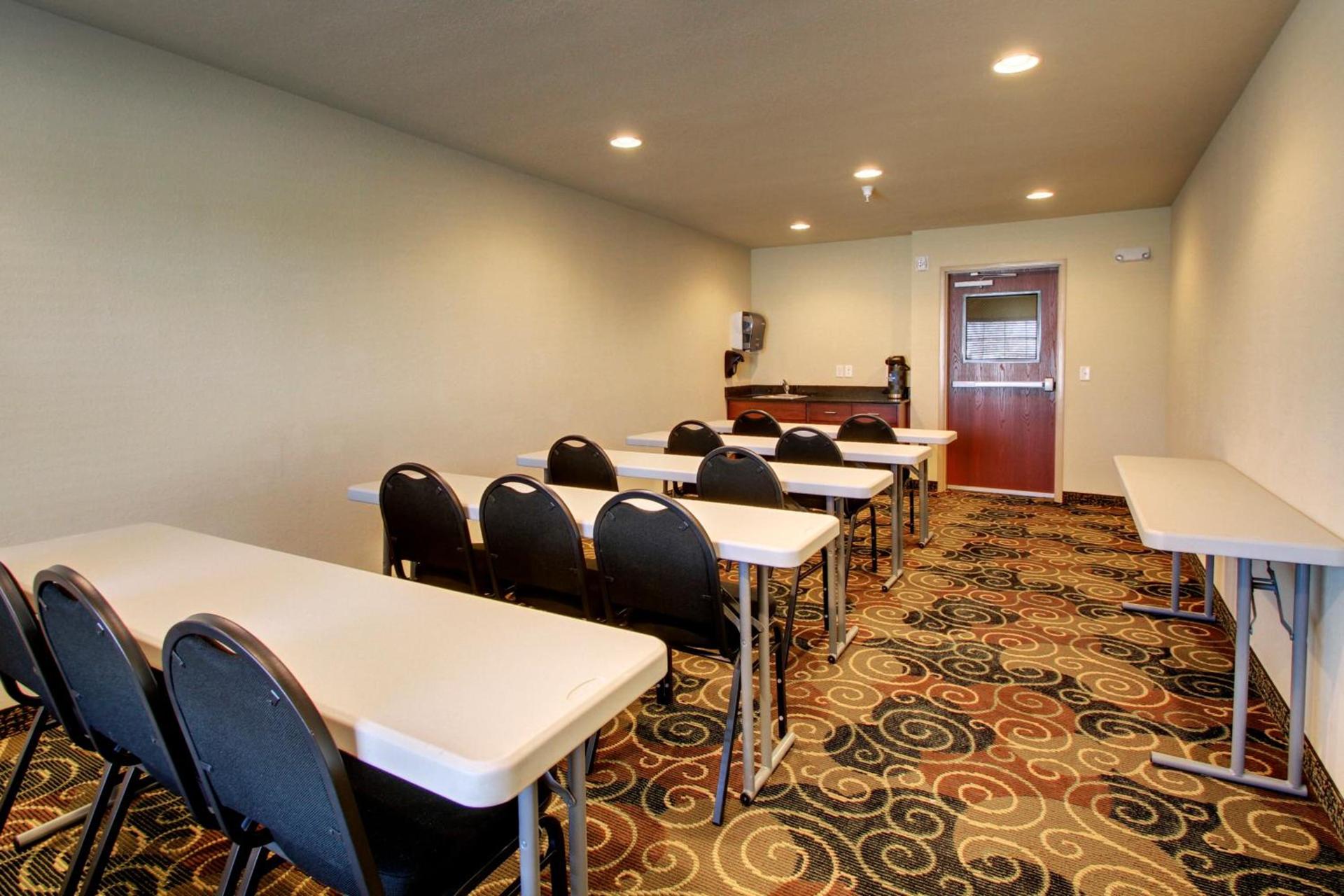Cobblestone Hotel & Suites - Newton photo 21