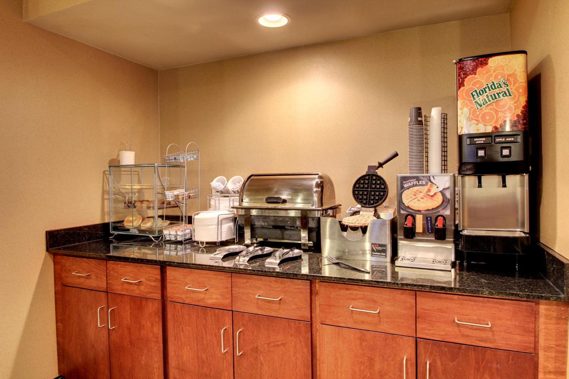 Cobblestone Hotel & Suites - Newton photo 28