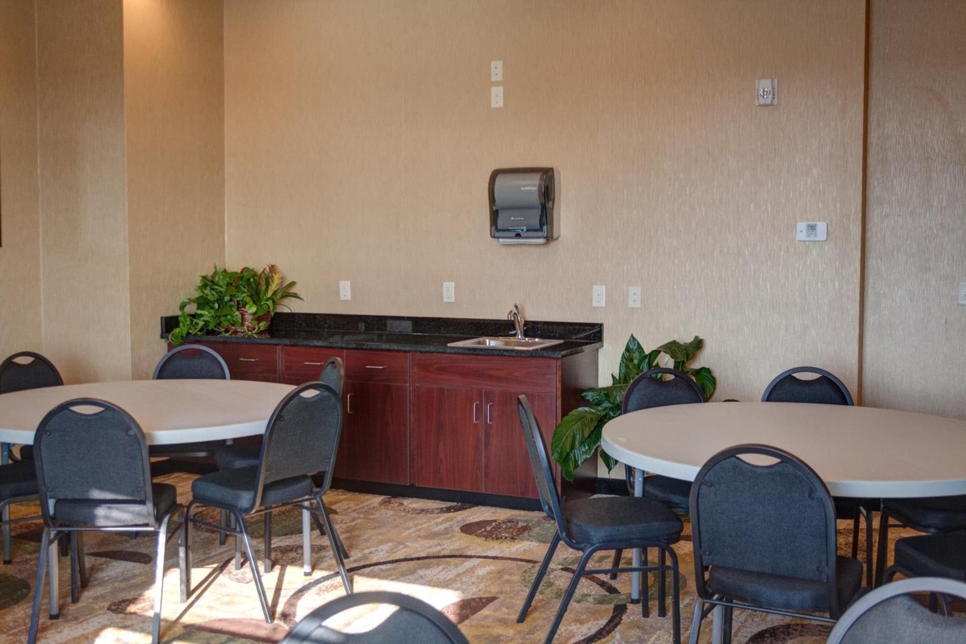 Cobblestone Hotel and Suites - Jefferson photo 16