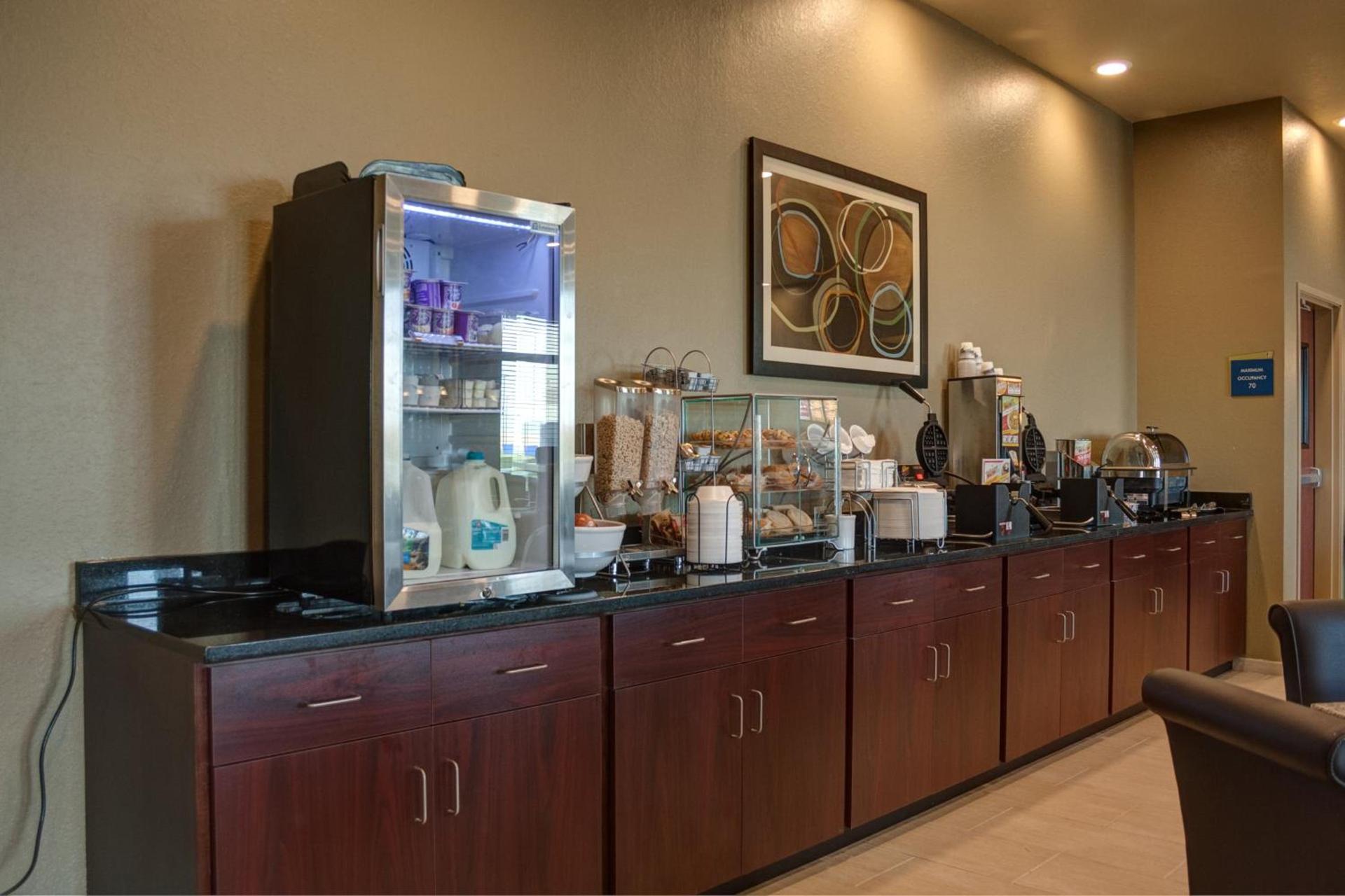 Cobblestone Hotel and Suites - Jefferson photo 9