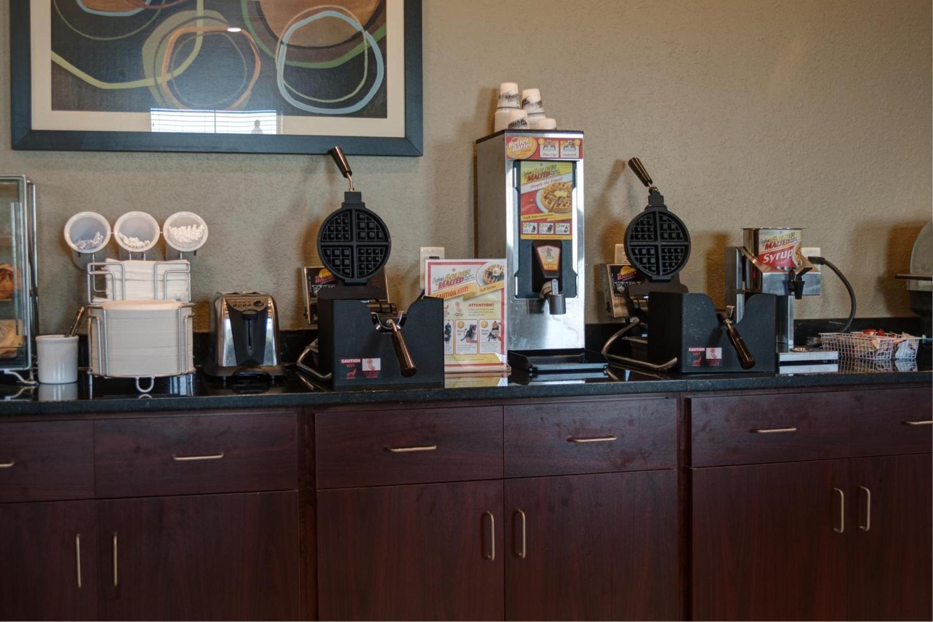 Cobblestone Hotel and Suites - Jefferson photo 8