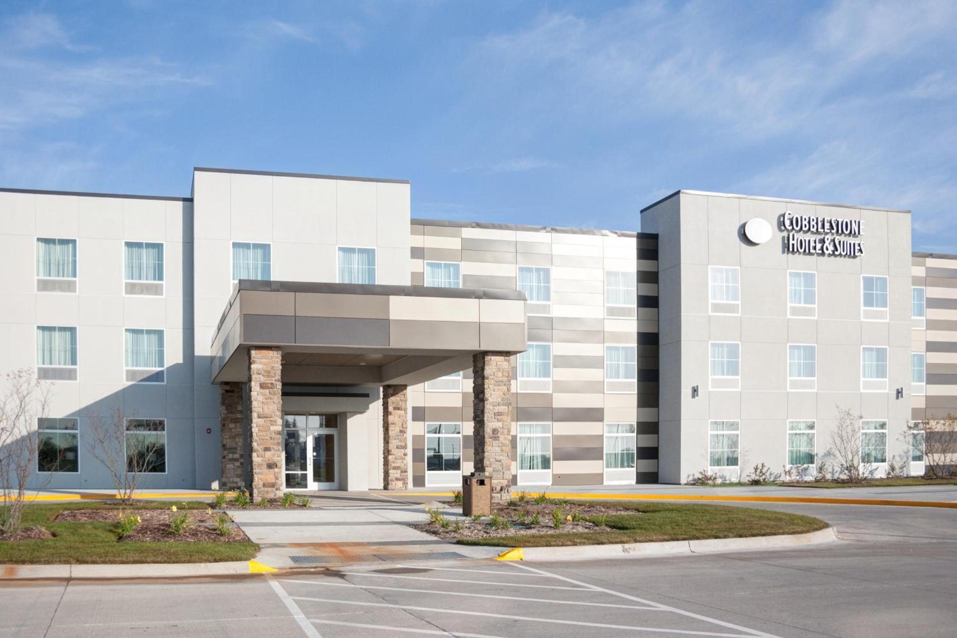 Cobblestone Hotel and Suites - Jefferson photo 2
