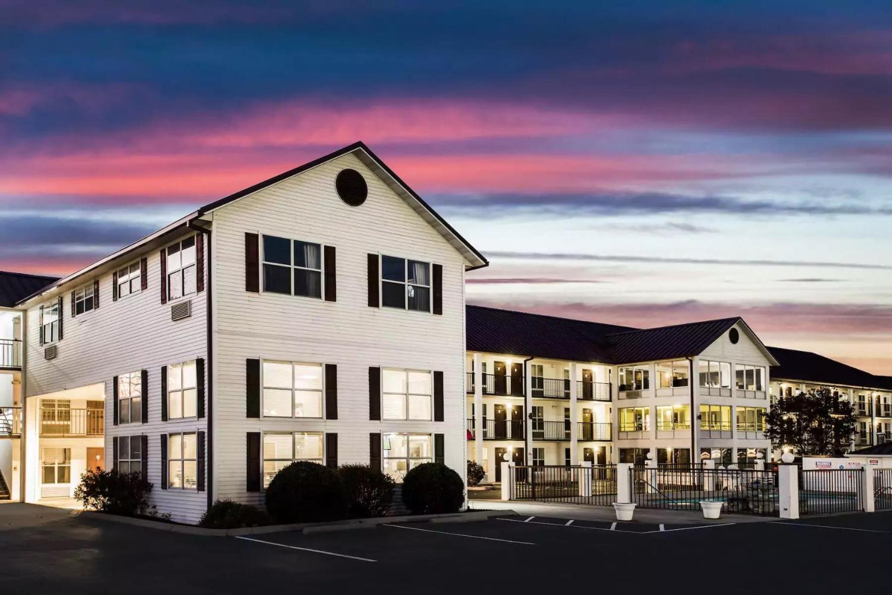 Super 8 by Wyndham Sevierville Riverside photo 4
