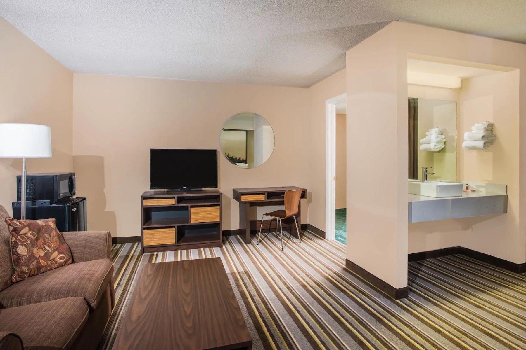 Super 8 by Wyndham Sevierville Riverside photo 8