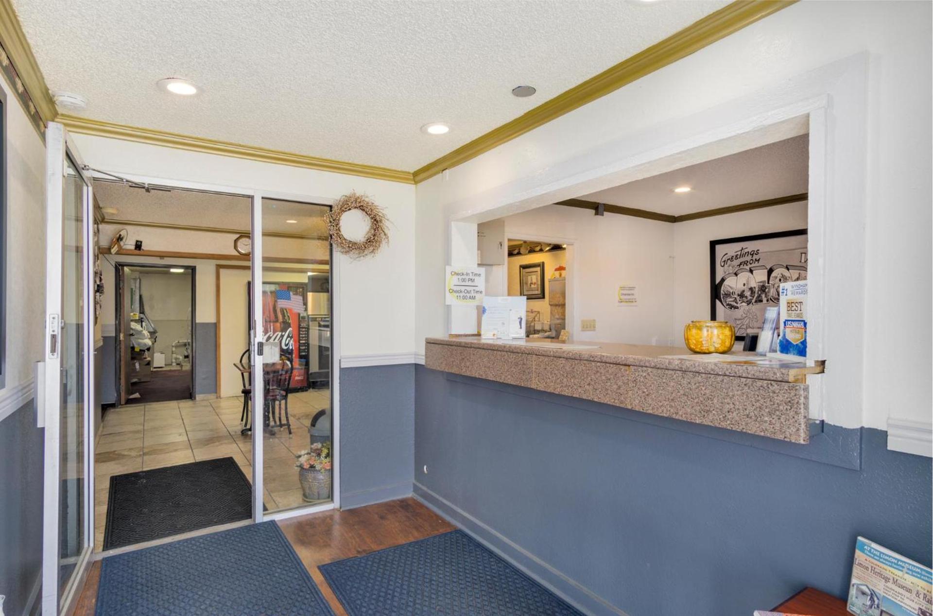 Super 8 by Wyndham Limon photo 20