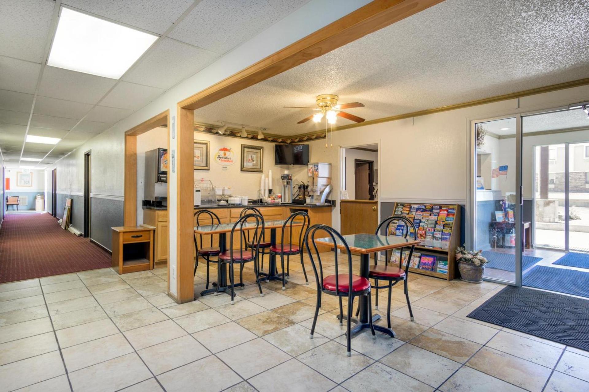Super 8 by Wyndham Limon photo 22