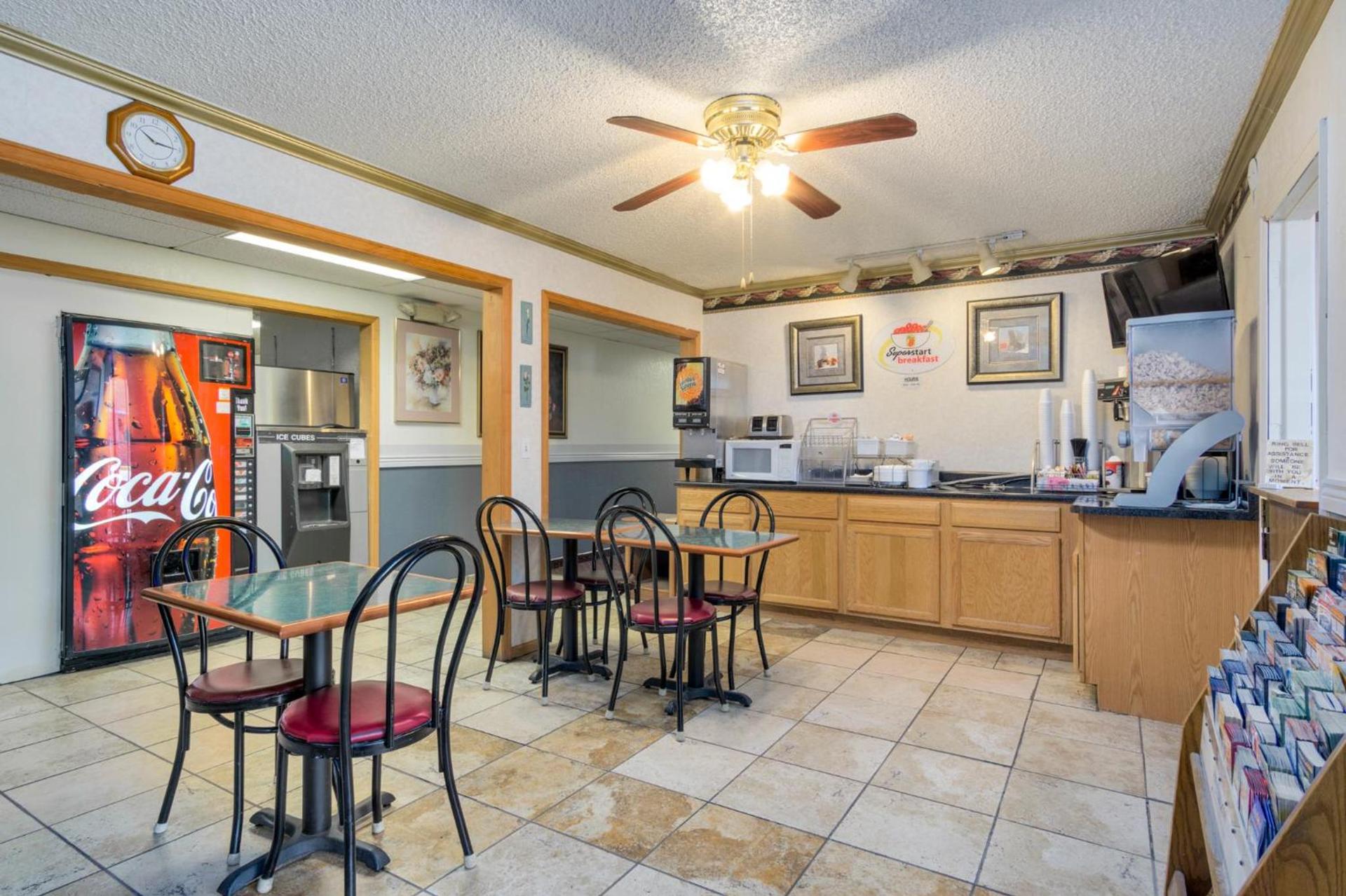 Super 8 by Wyndham Limon photo 23