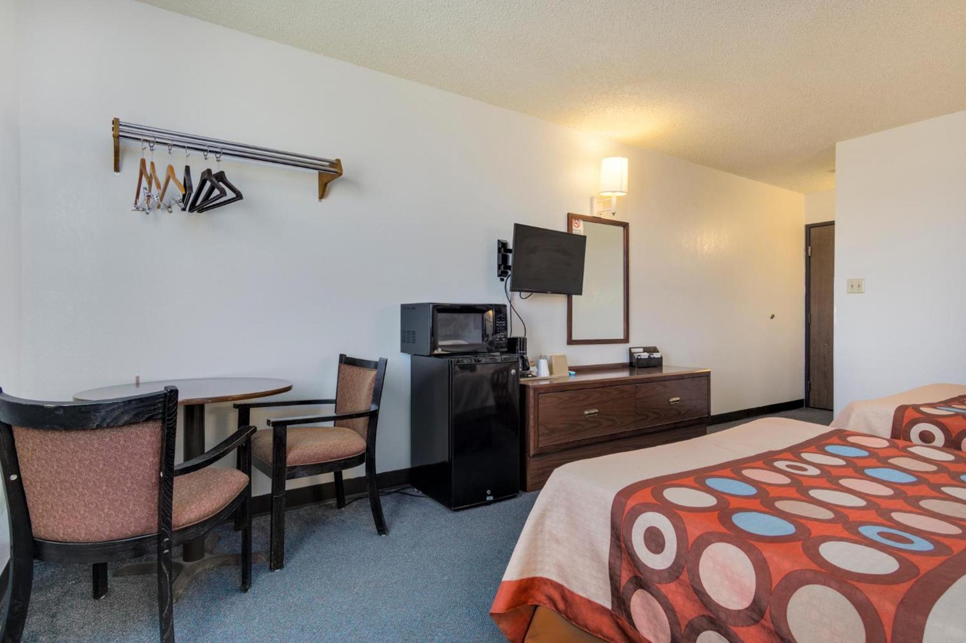 Super 8 by Wyndham Limon photo 25