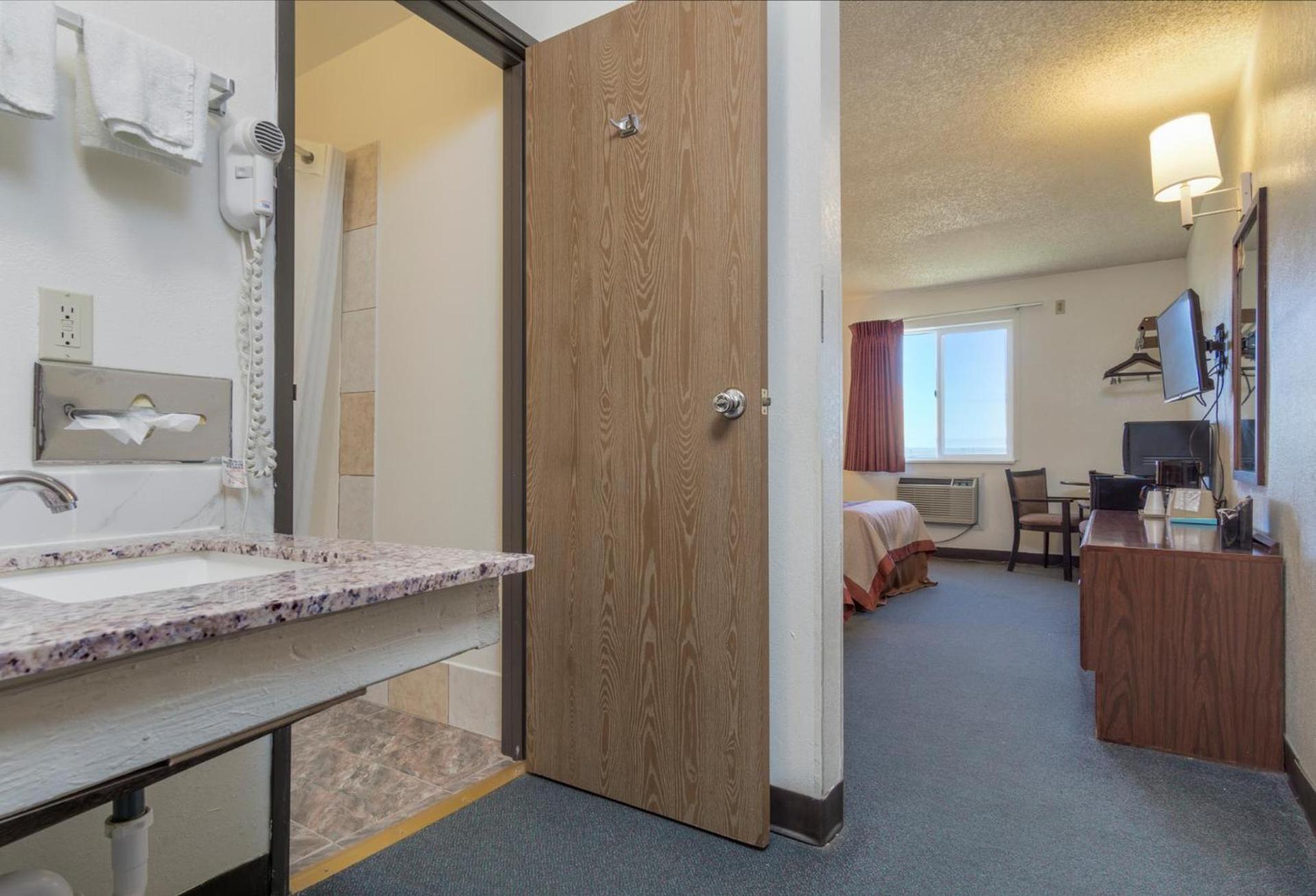 Super 8 by Wyndham Limon photo 29