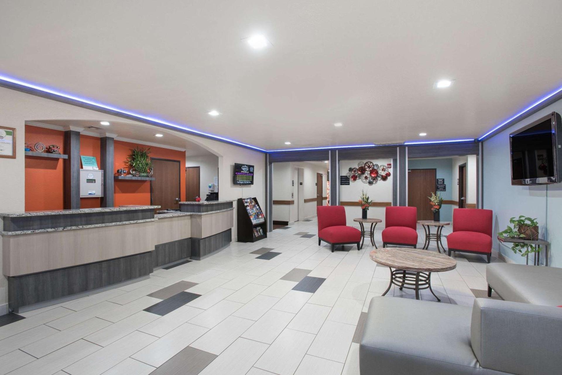 Super 8 by Wyndham Claremore OK photo 3