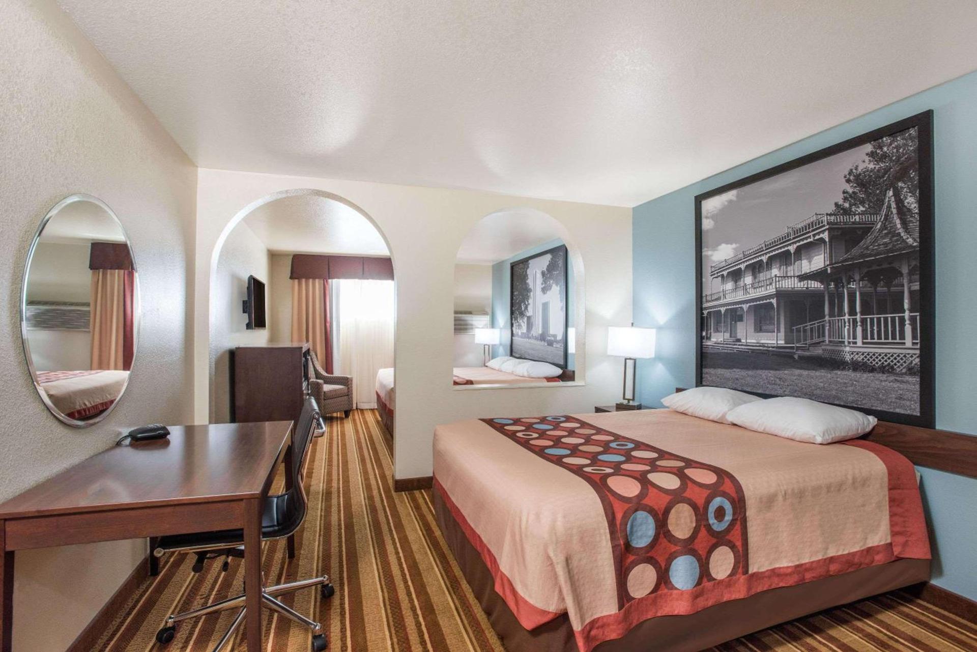 Super 8 by Wyndham Claremore OK photo 12