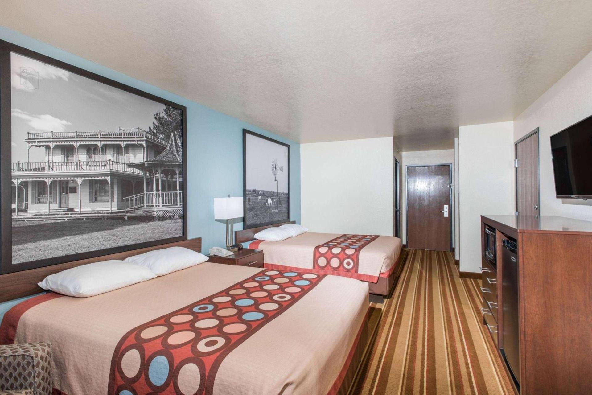 Super 8 by Wyndham Claremore OK photo 8