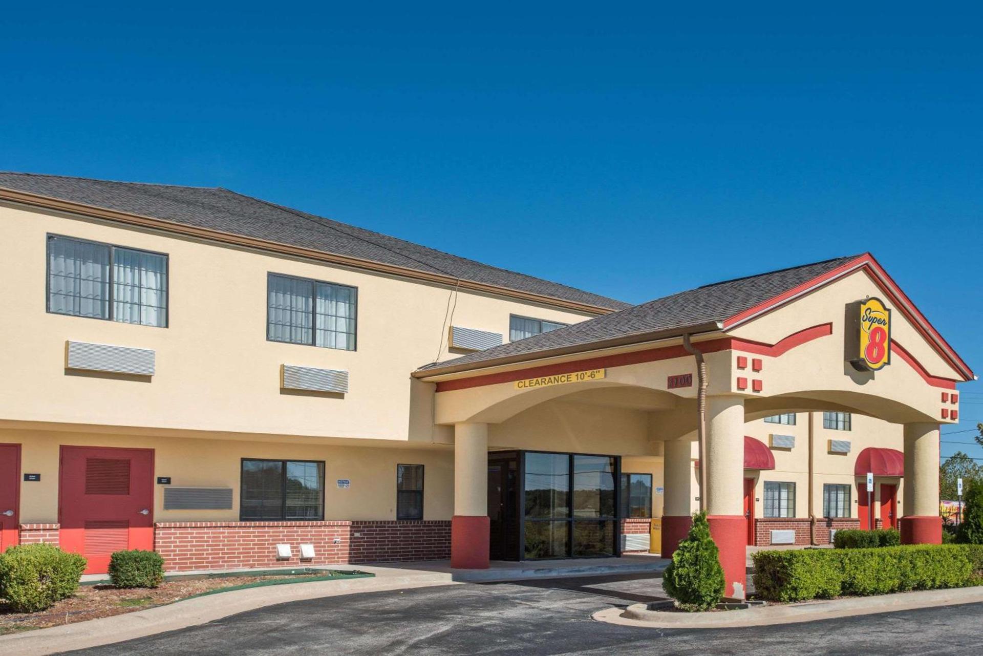 Super 8 by Wyndham Claremore OK photo 2