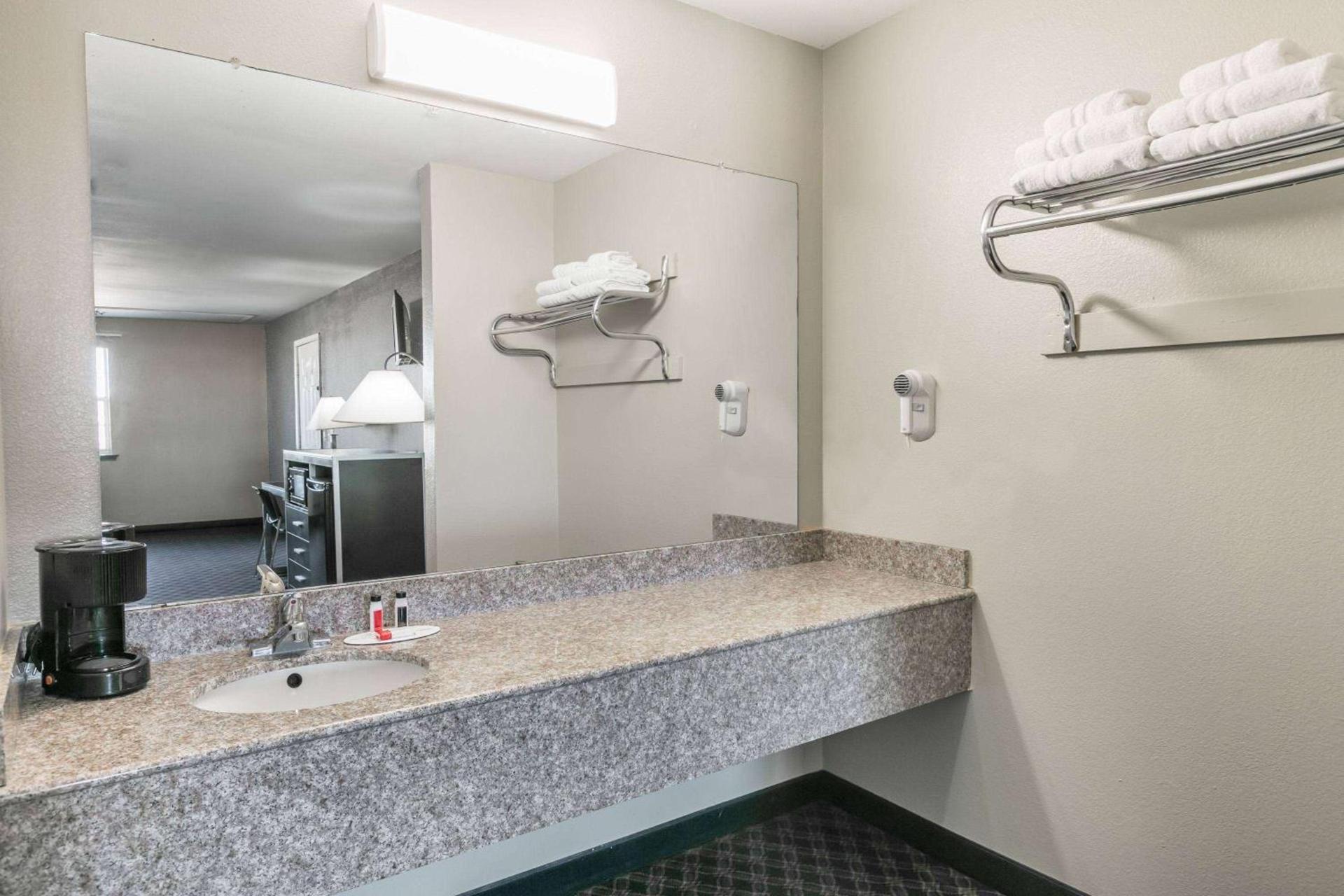 Super 8 by Wyndham Arlington Near AT&T Stadium photo 32