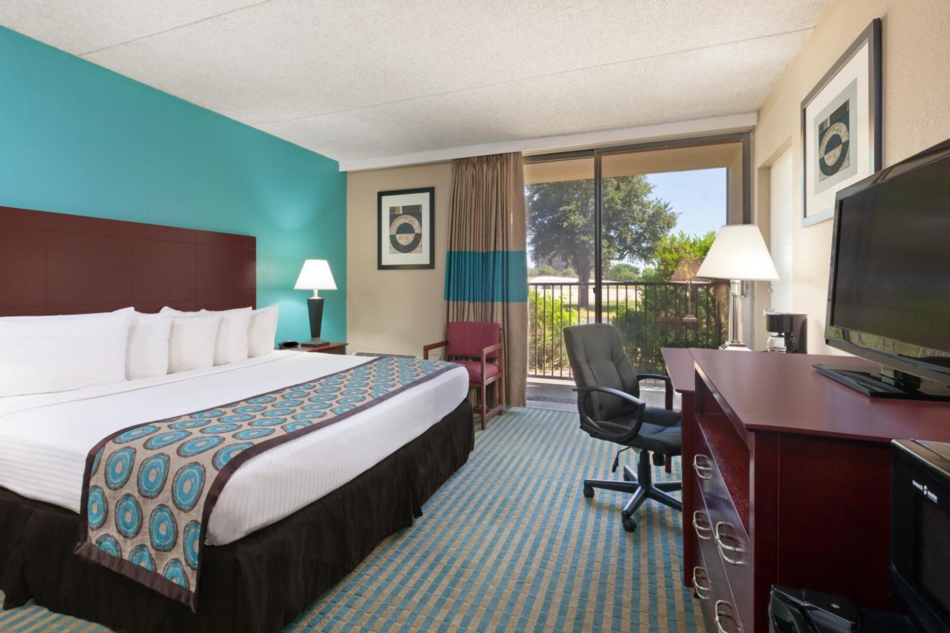 Howard Johnson by Wyndham Arlington Ballpark / Six Flags photo 20