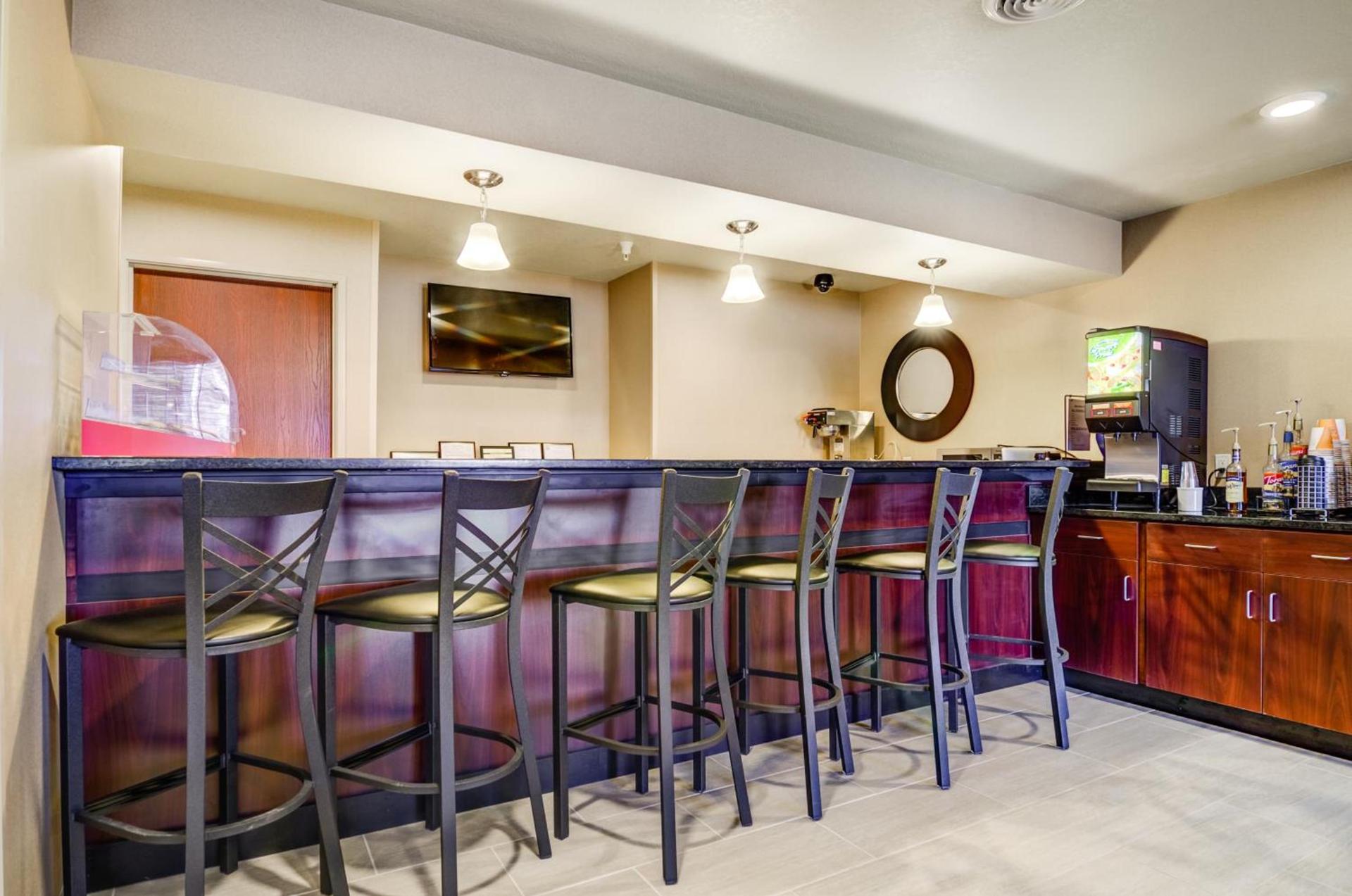 Castle Rock Inn & Suites - Quinter photo 35
