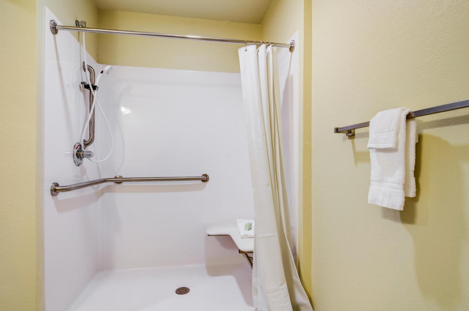 Castle Rock Inn & Suites - Quinter photo 18