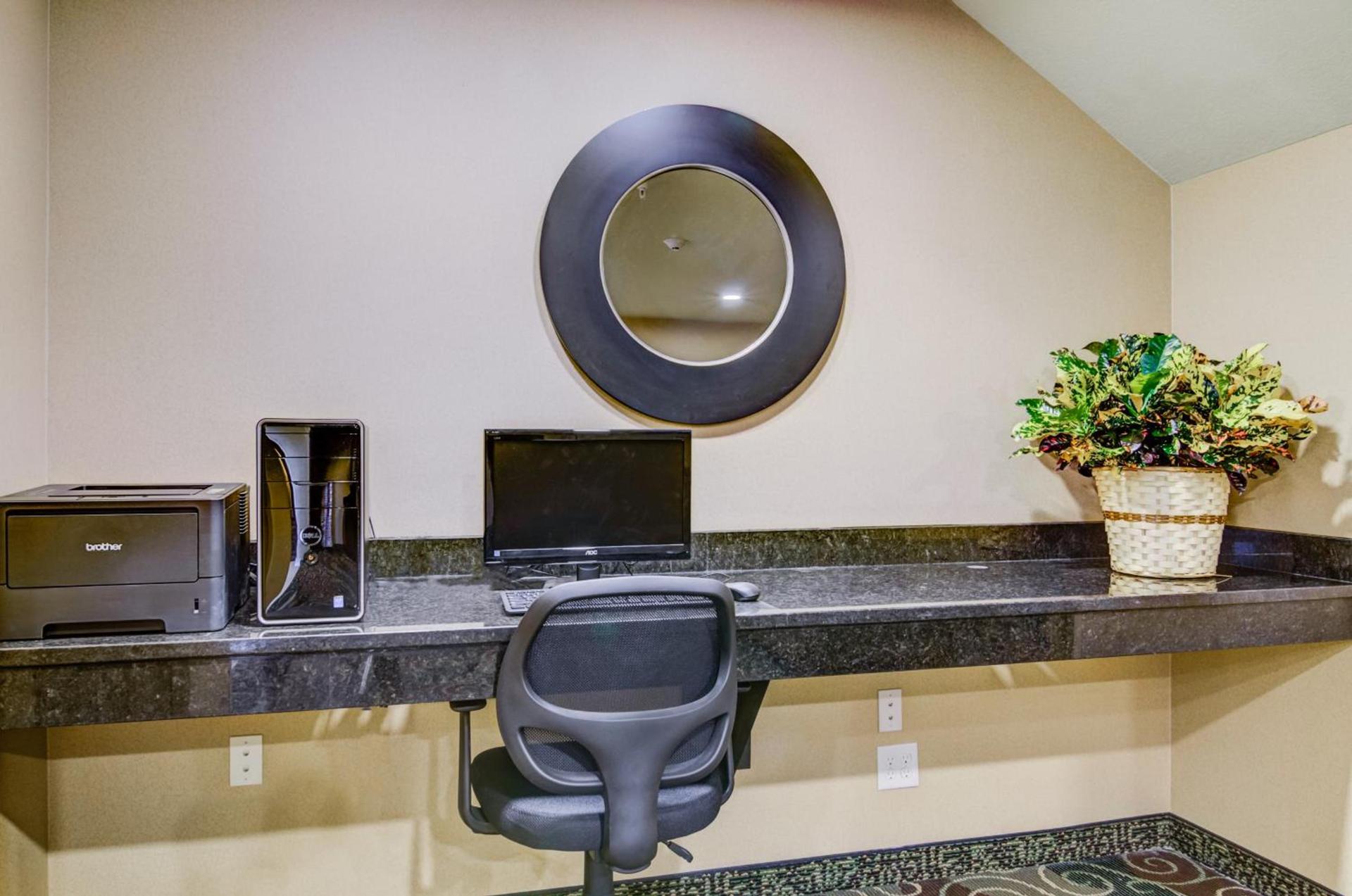 Castle Rock Inn & Suites - Quinter photo 43
