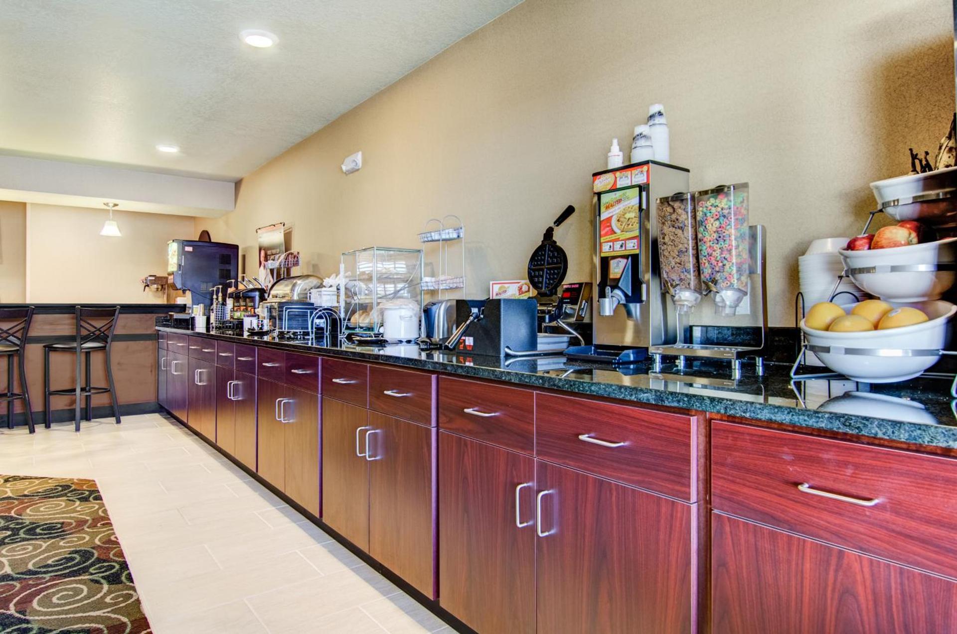 Castle Rock Inn & Suites - Quinter photo 31