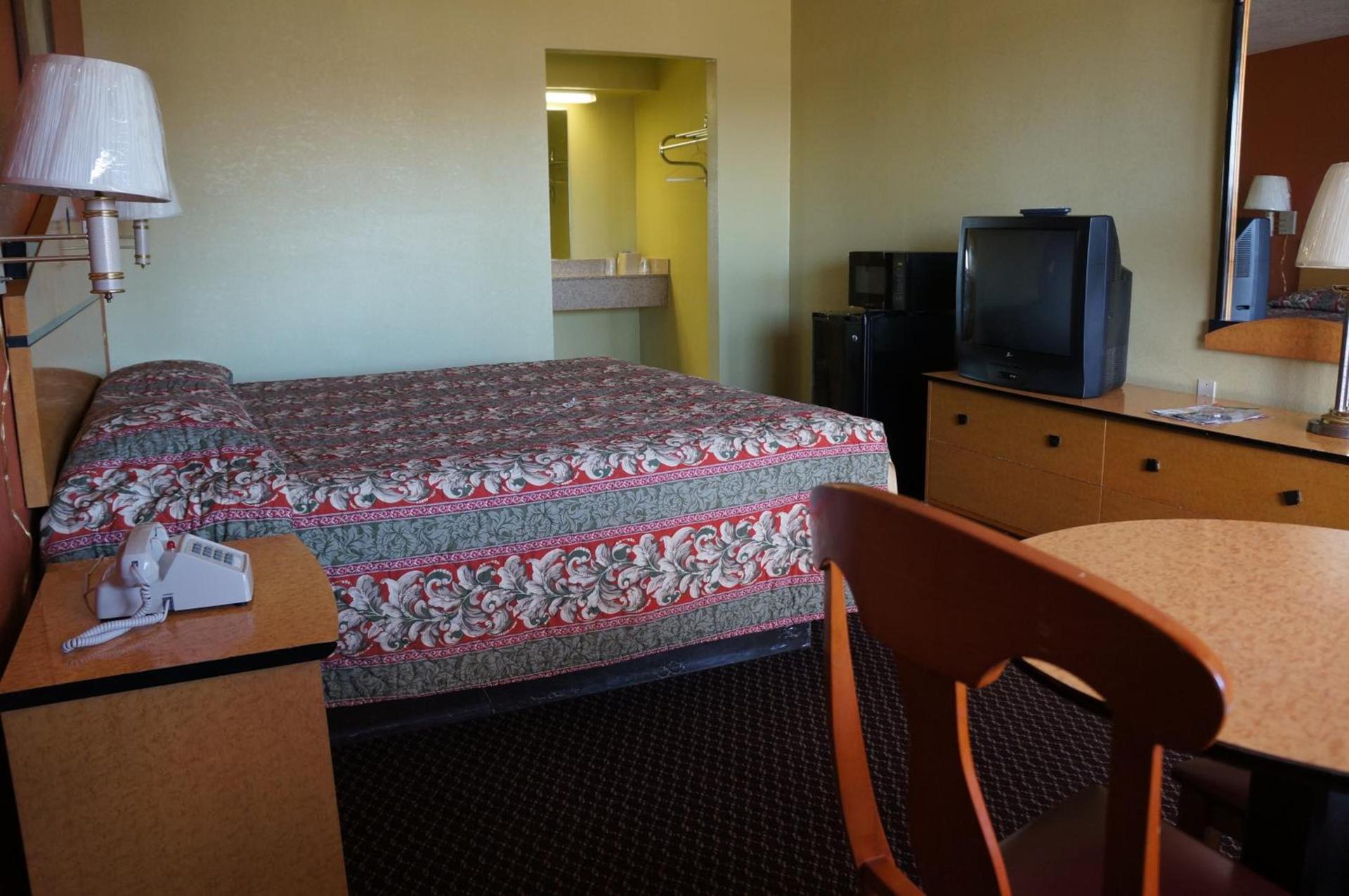 Delux Inn Tulsa photo 6