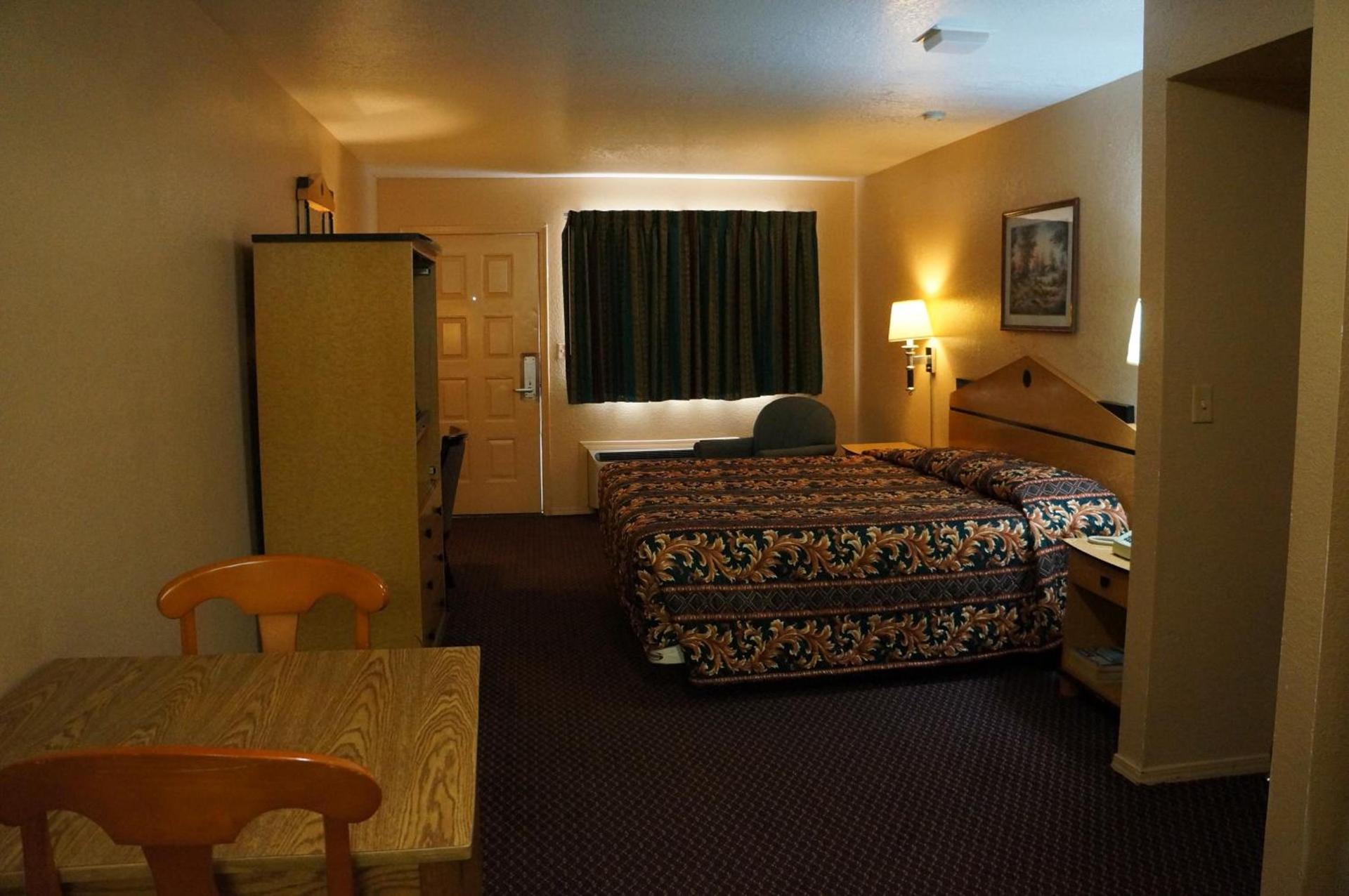 Delux Inn Tulsa photo 8