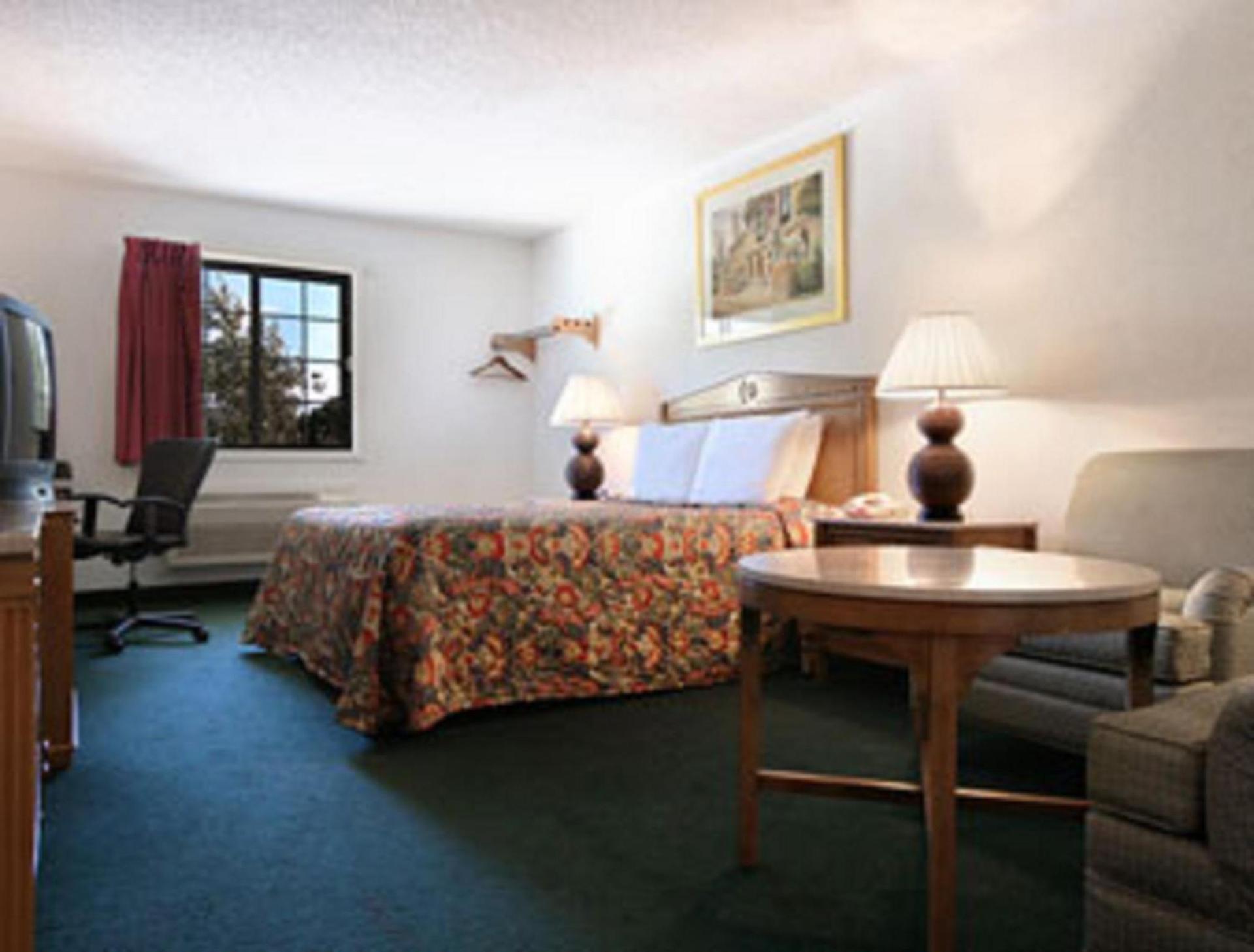 Travelodge by Wyndham Waukegan Gurnee photo 7