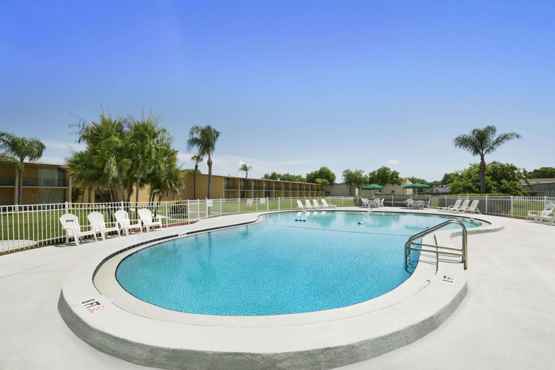 Howard Johnson by Wyndham Winter Haven FL photo 4